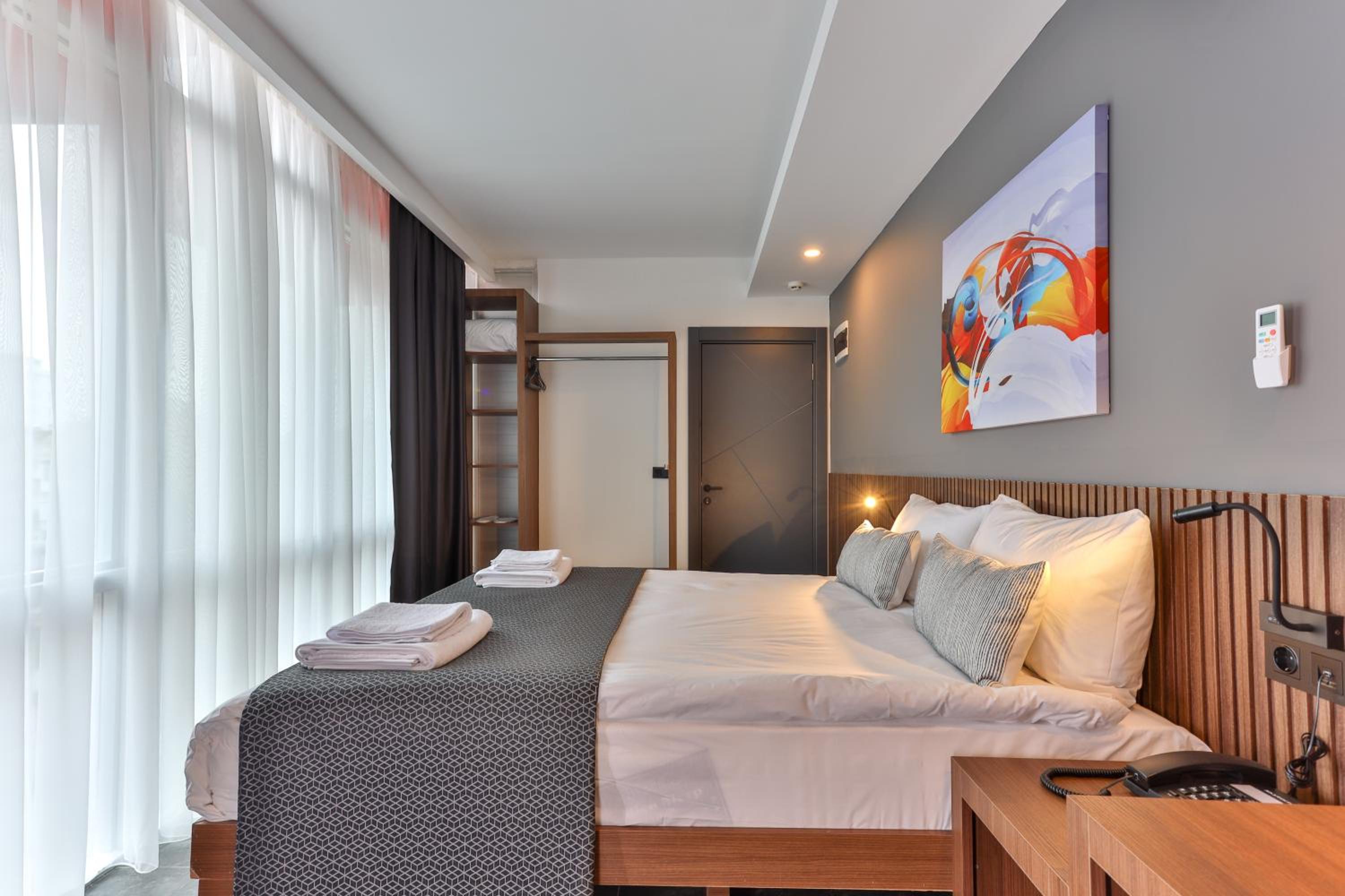 Wolf Of The City Otel - Image 9