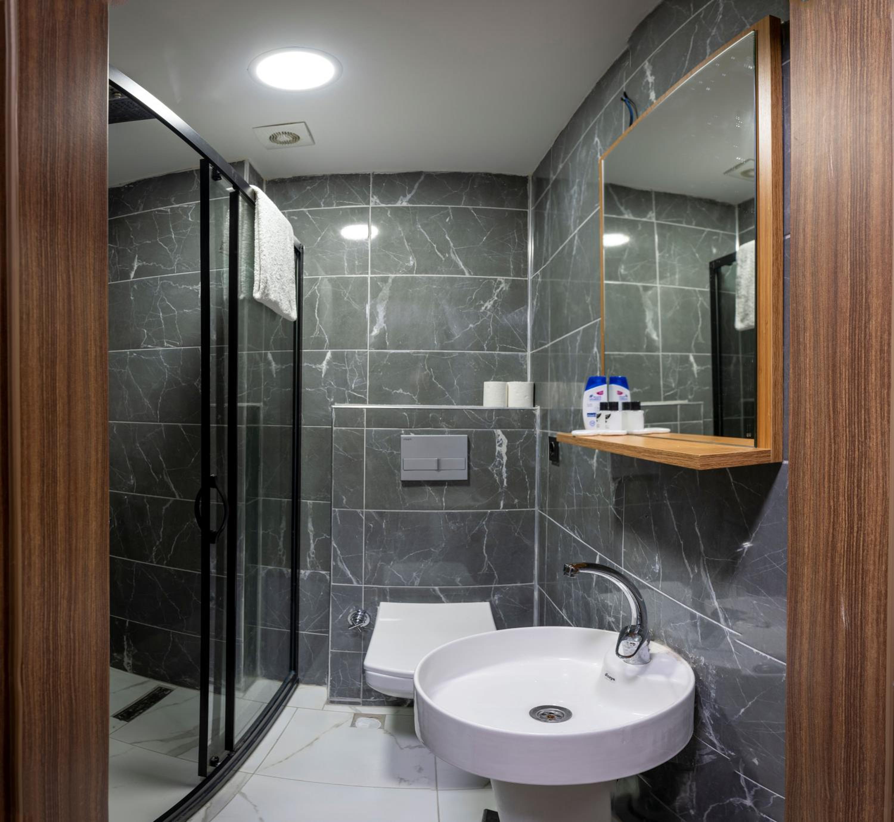 Ista Palace Hotel - Image 19
