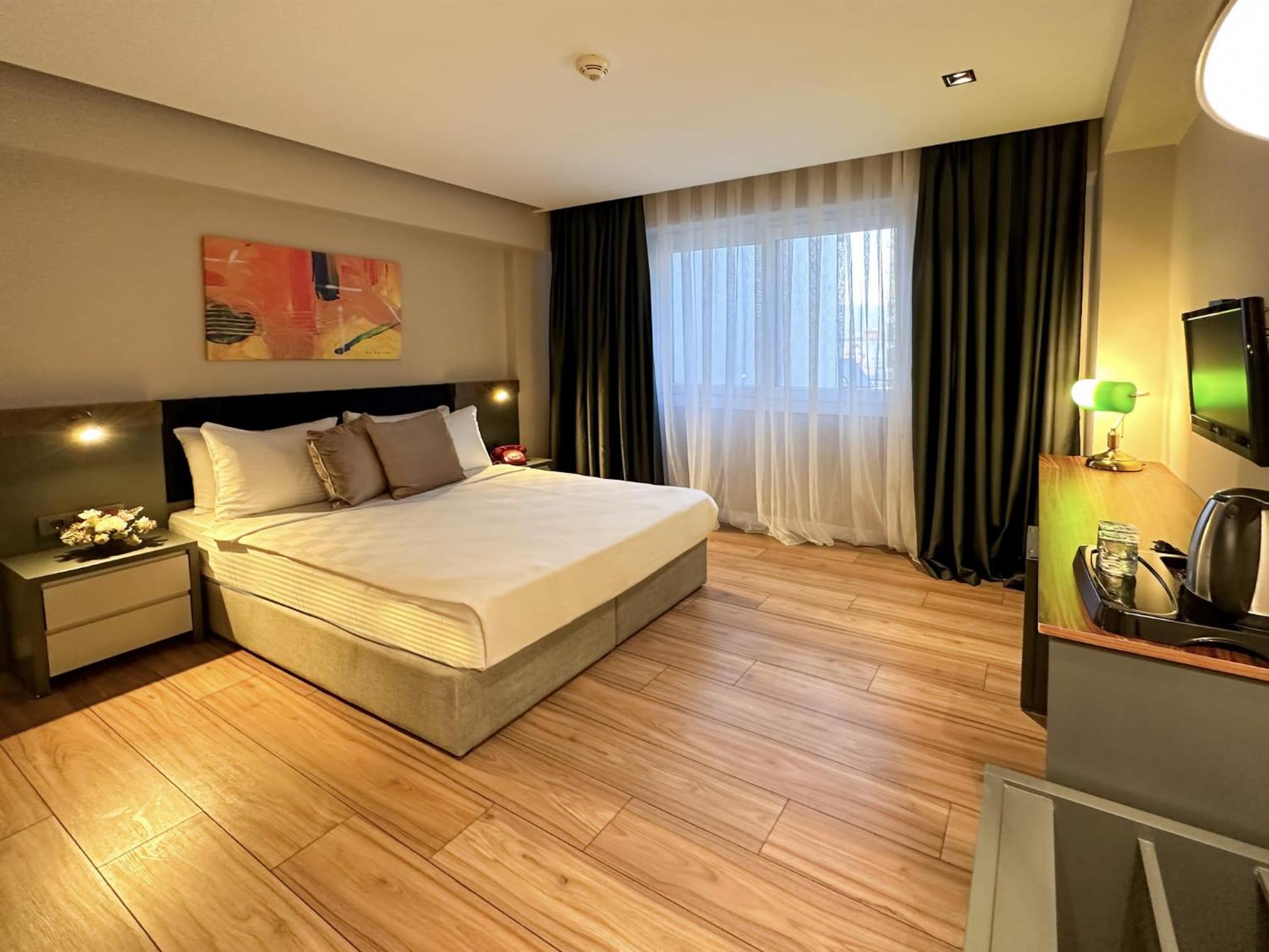 THE ROYALS HOTEL - Image 30
