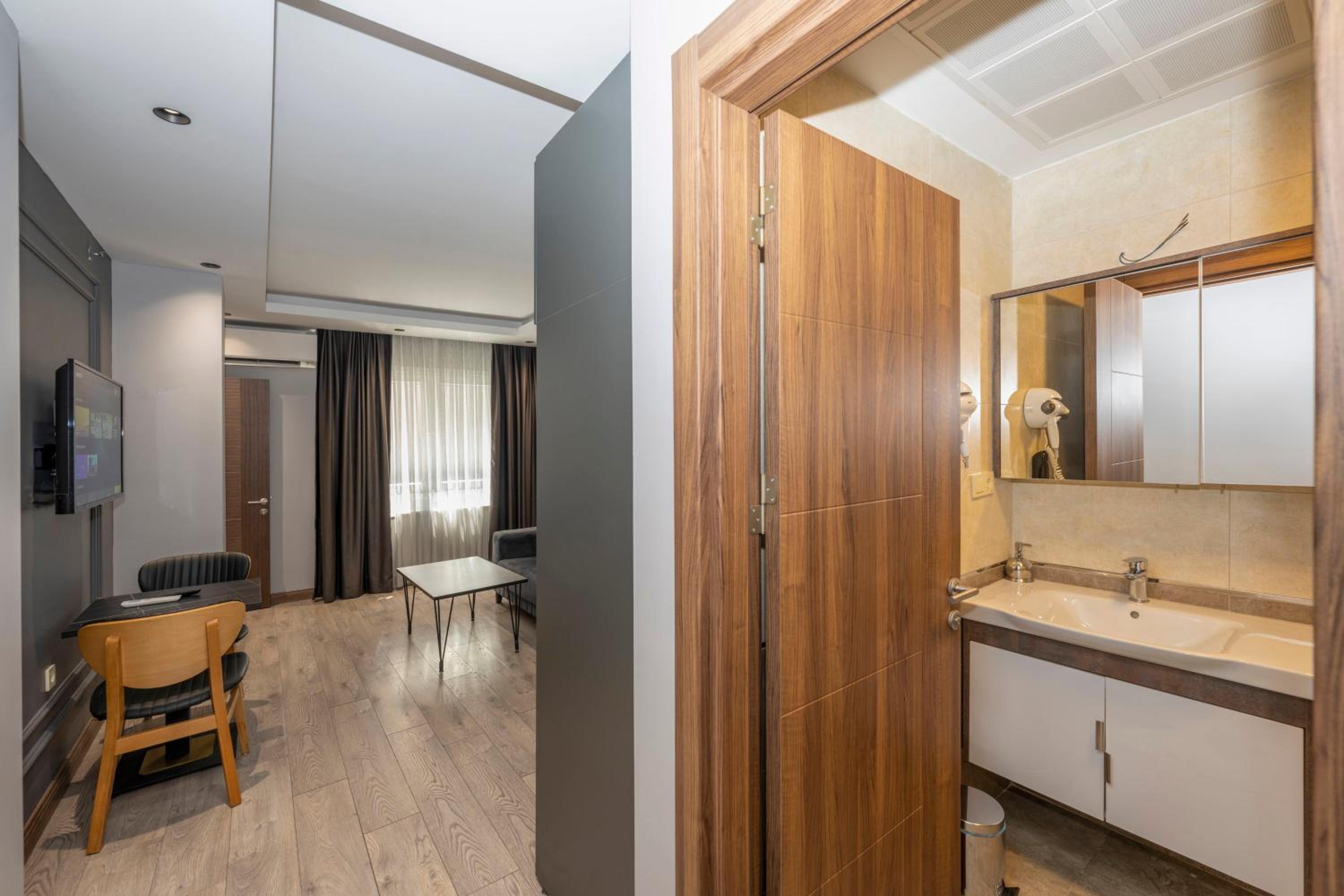 Comfort Suites Otel - Image 18