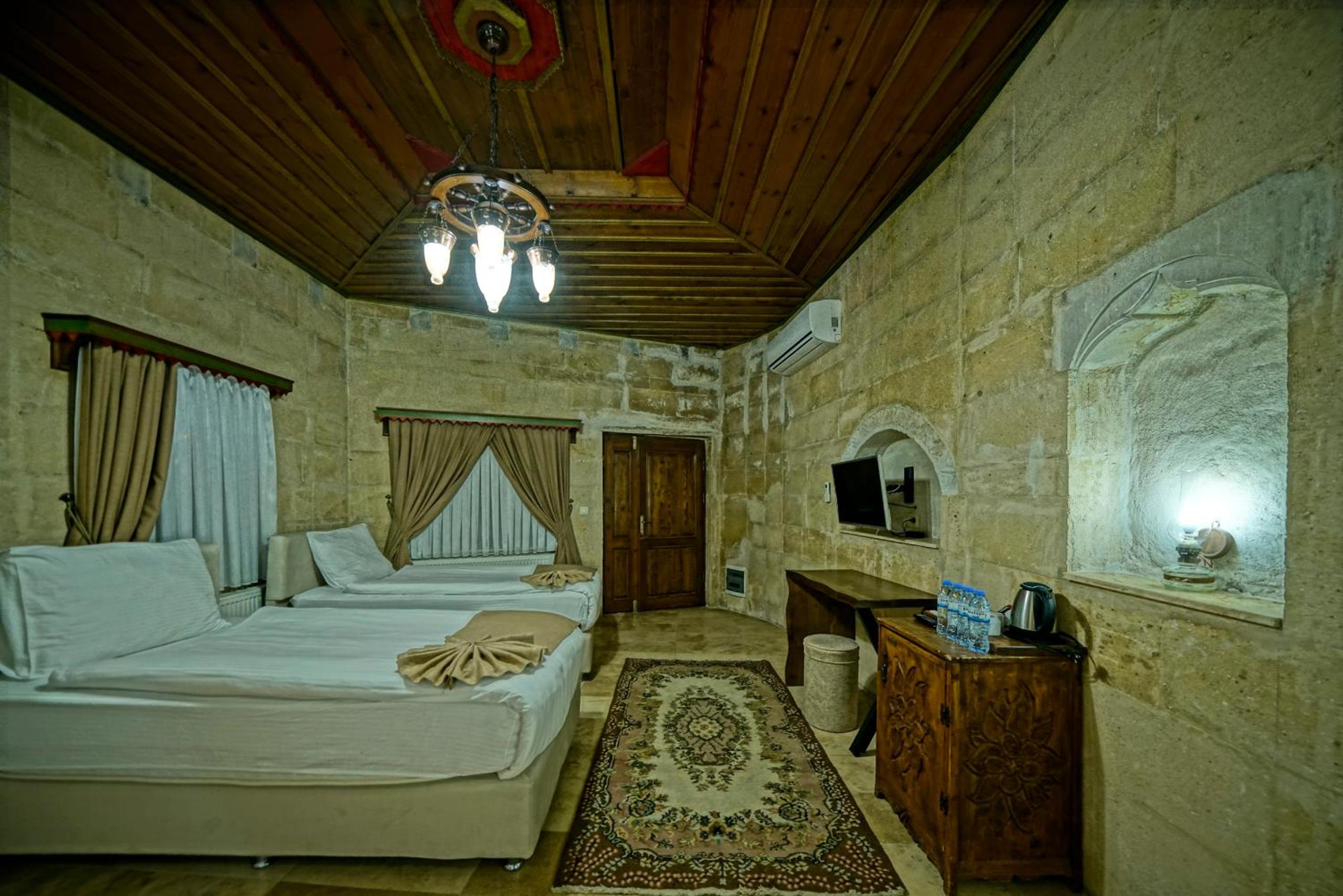 Holiday Cave Hotel - Image 158