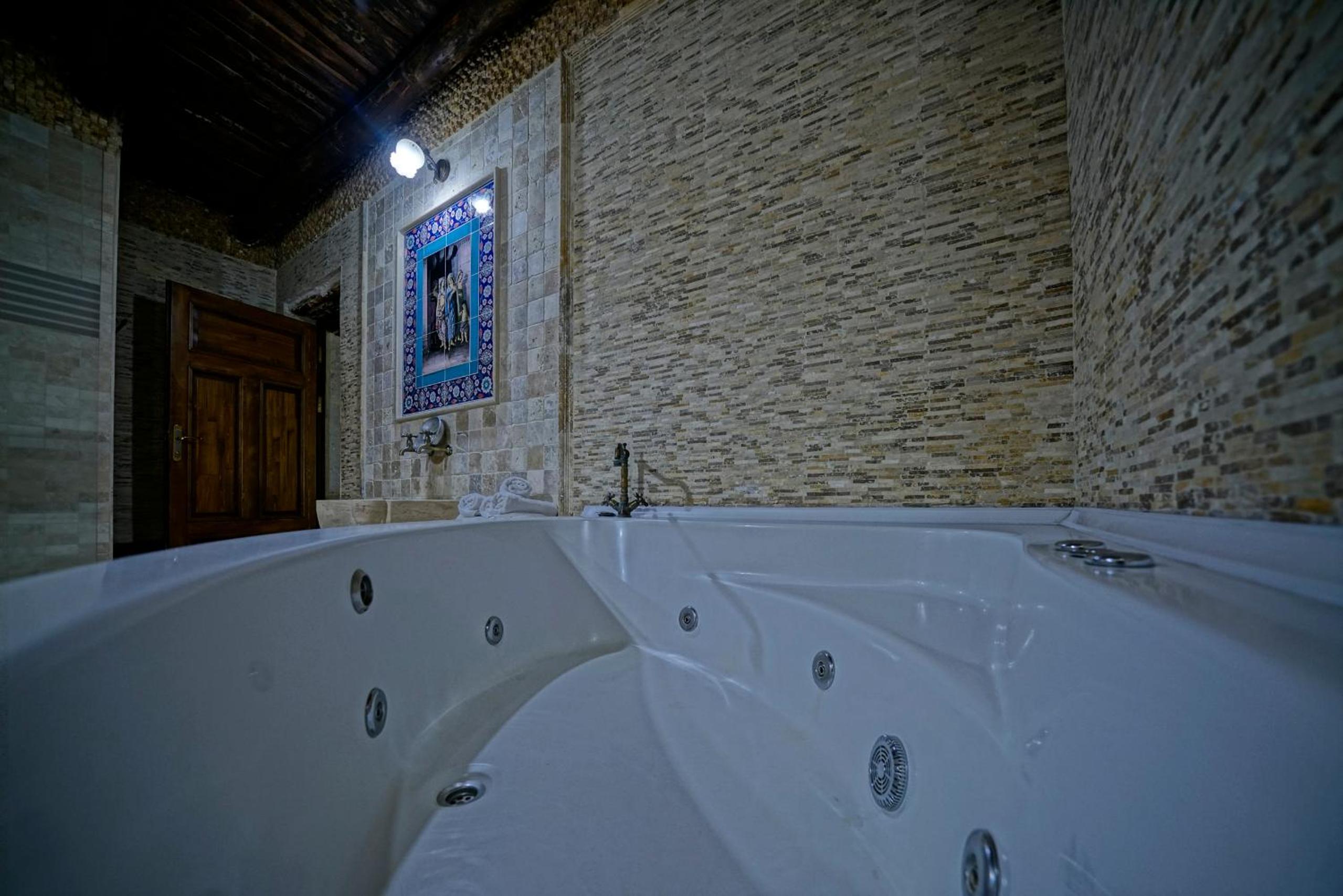 Holiday Cave Hotel - Image 105
