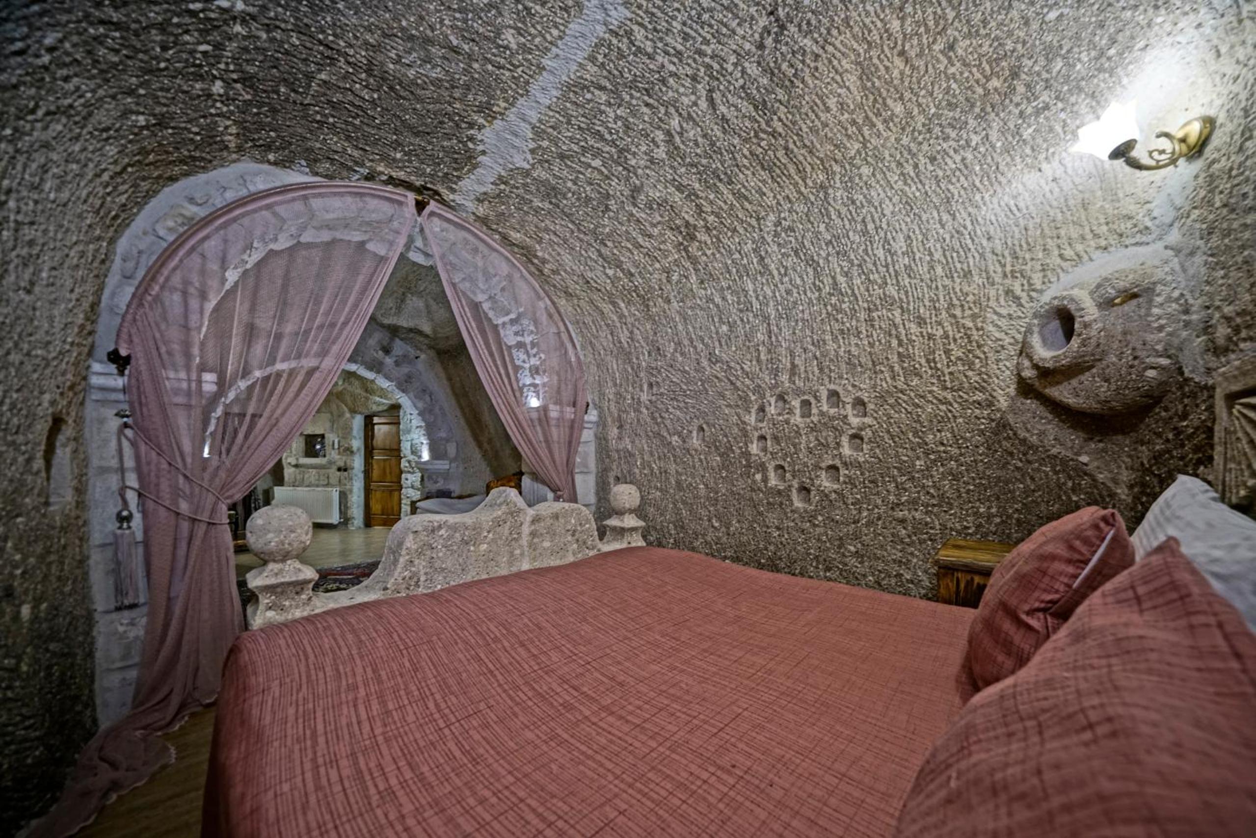 Holiday Cave Hotel - Image 6