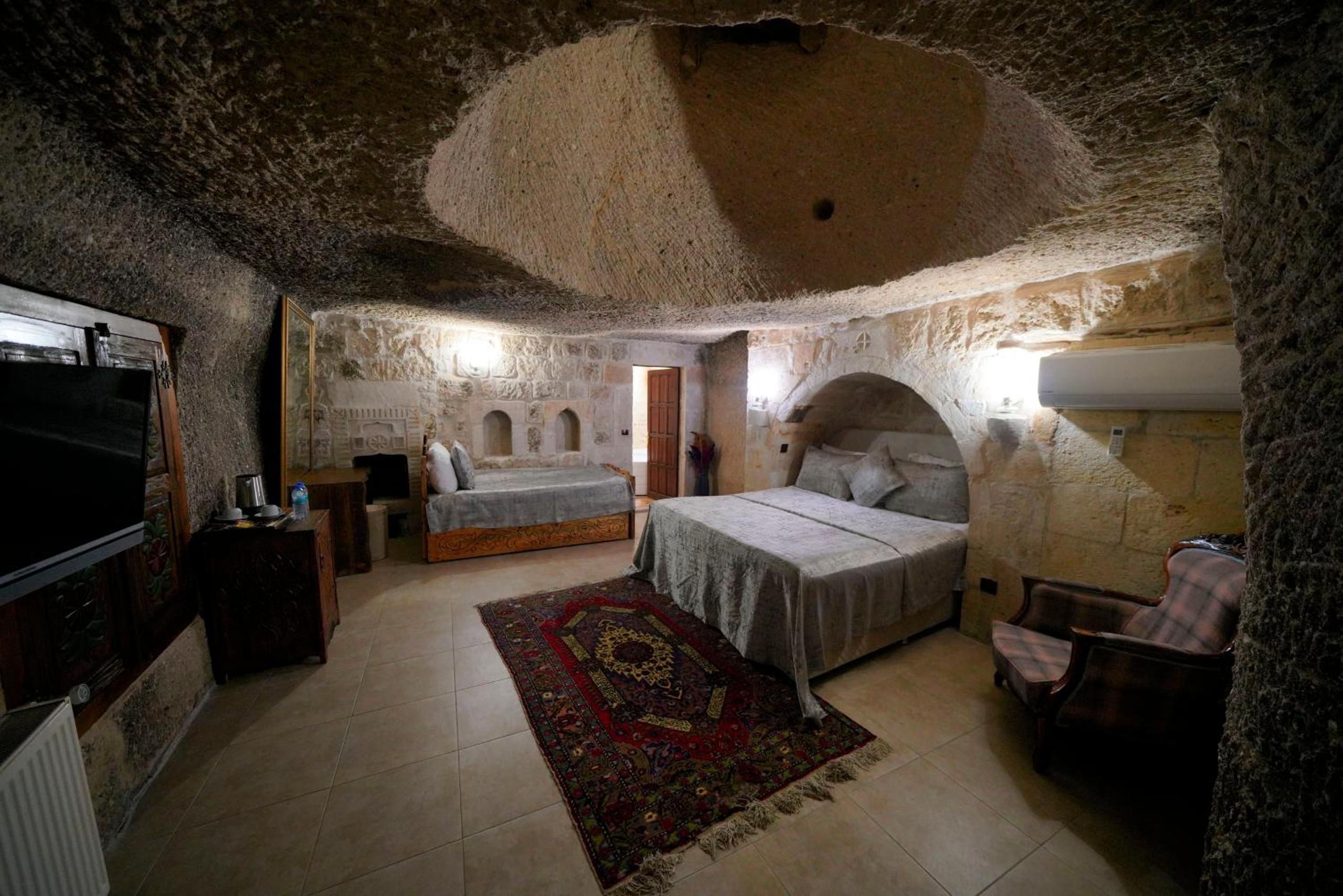 Holiday Cave Hotel - Image 176