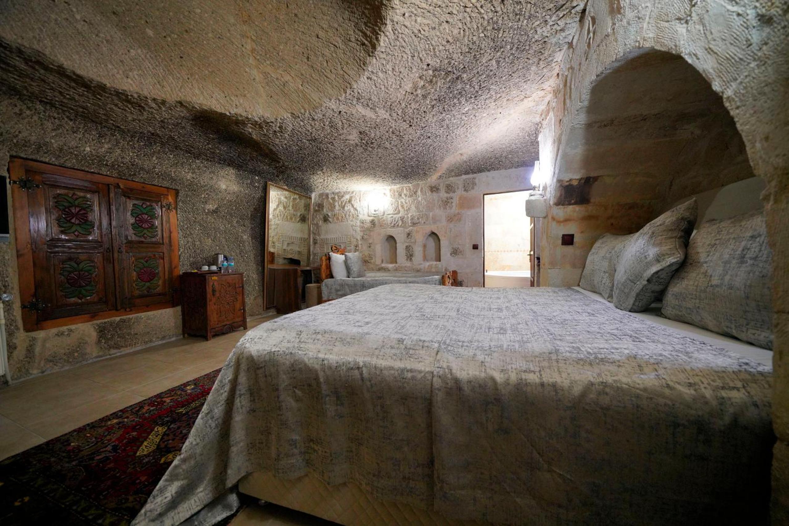 Holiday Cave Hotel - Image 175