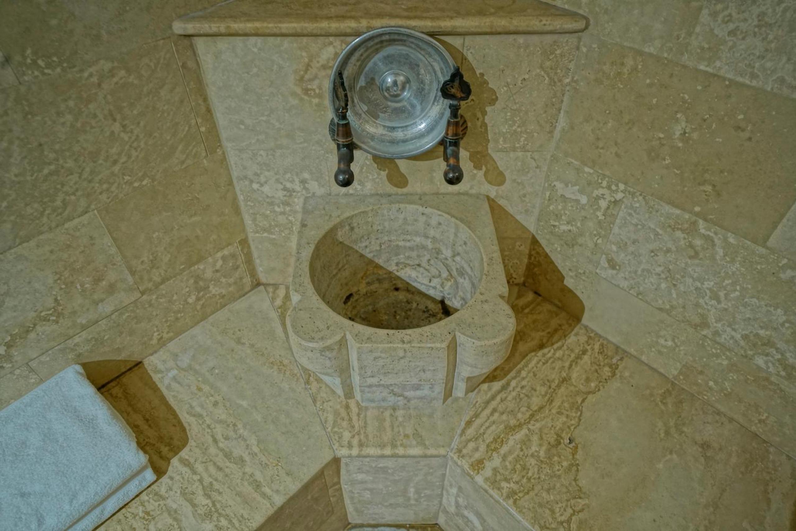 Holiday Cave Hotel - Image 117