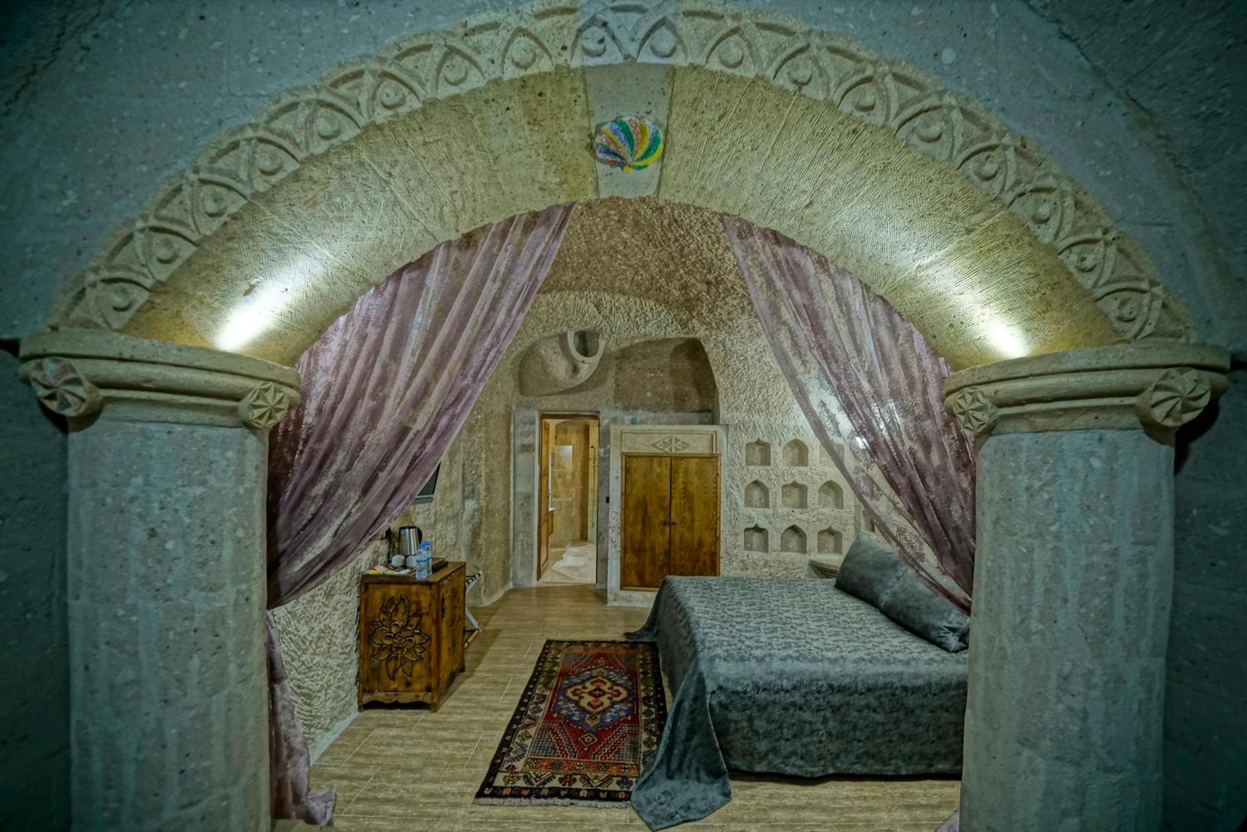 Holiday Cave Hotel - Image 84