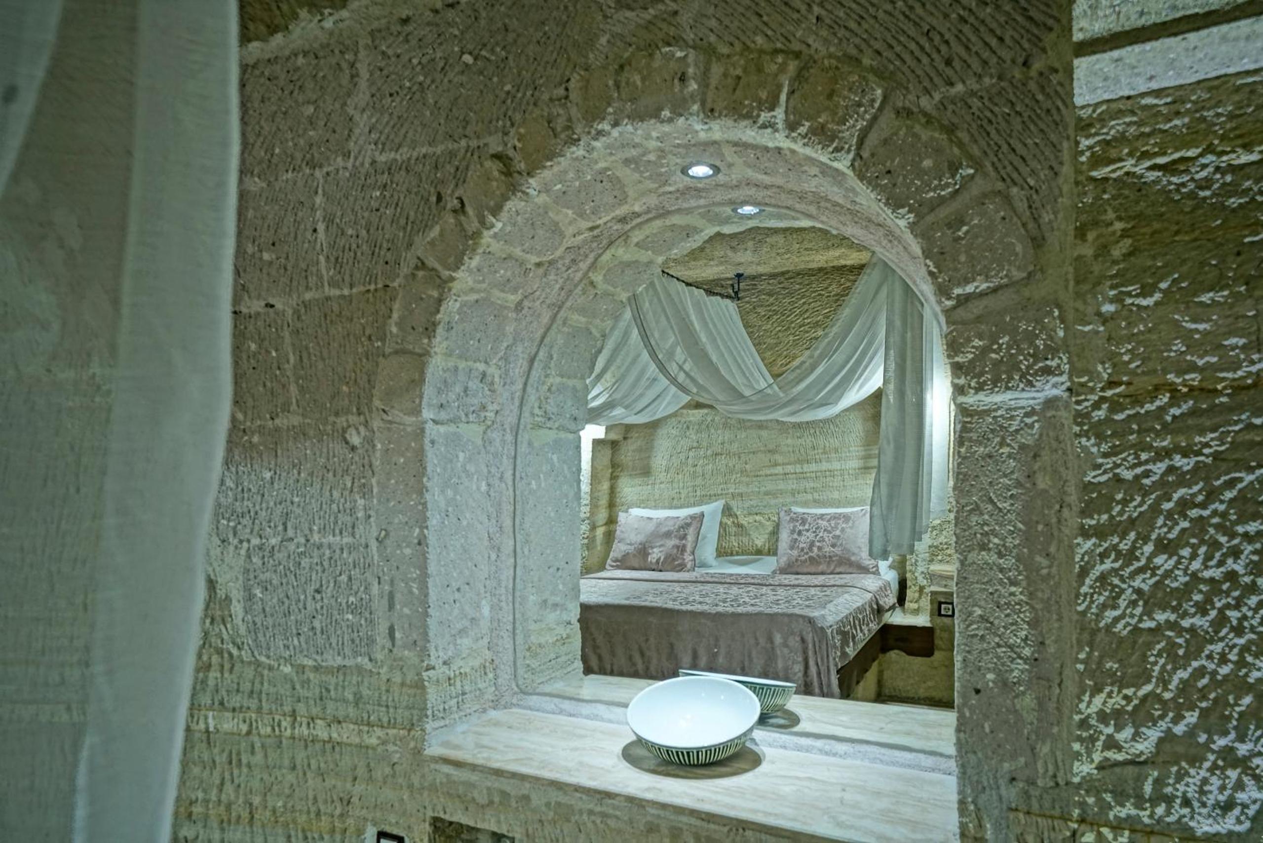 Holiday Cave Hotel - Image 30