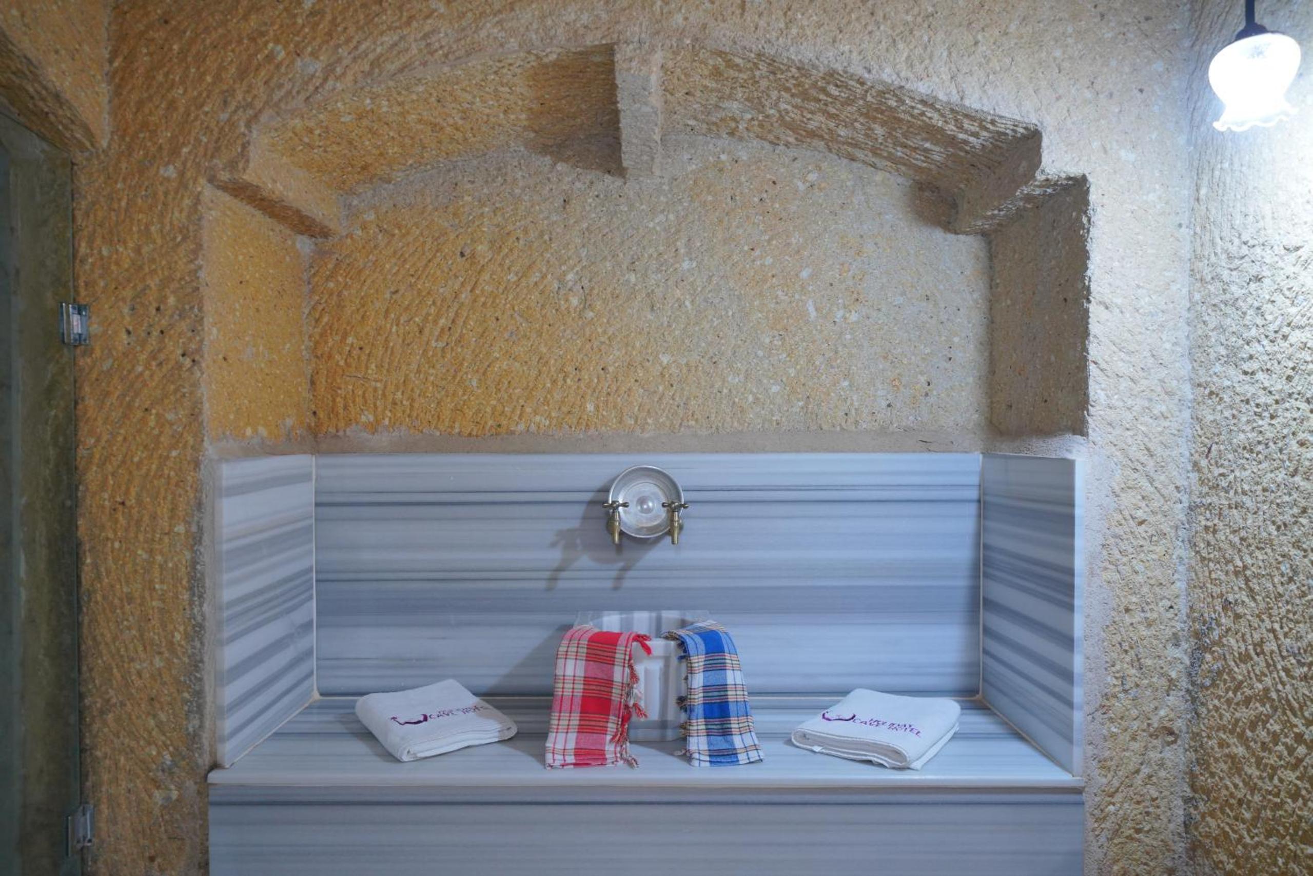 Holiday Cave Hotel - Image 131