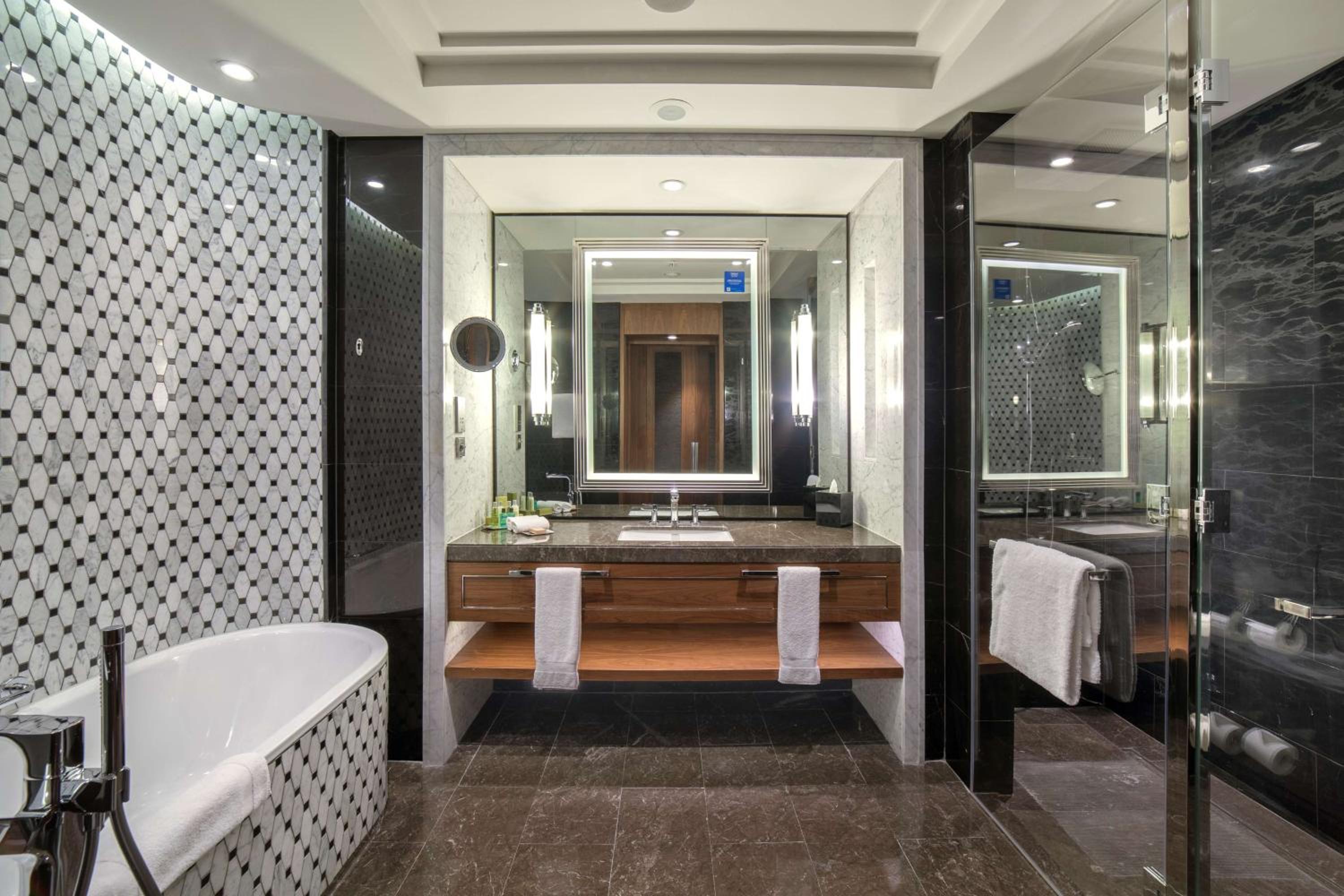Hilton Istanbul Bomonti - Image 61