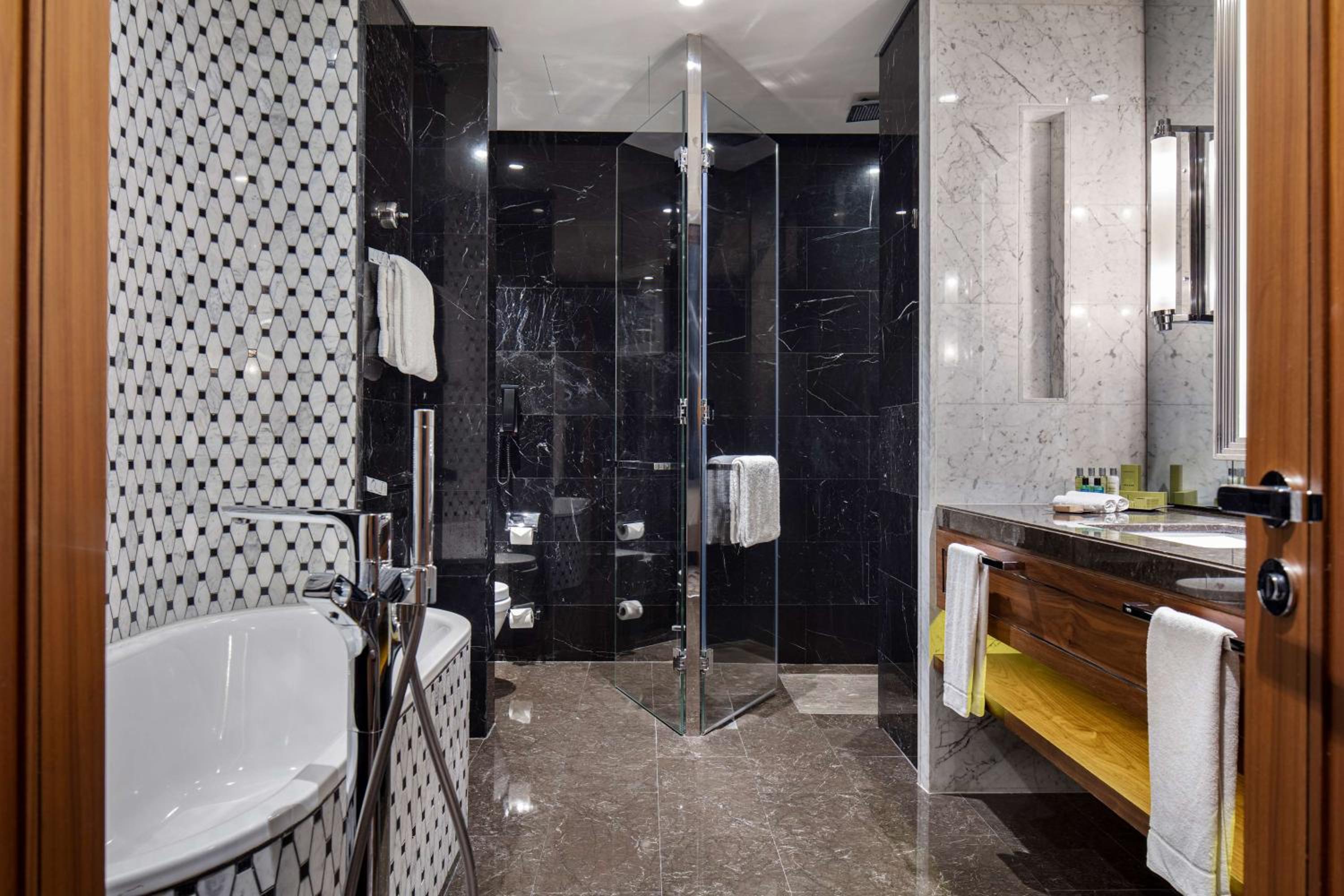 Hilton Istanbul Bomonti - Image 11