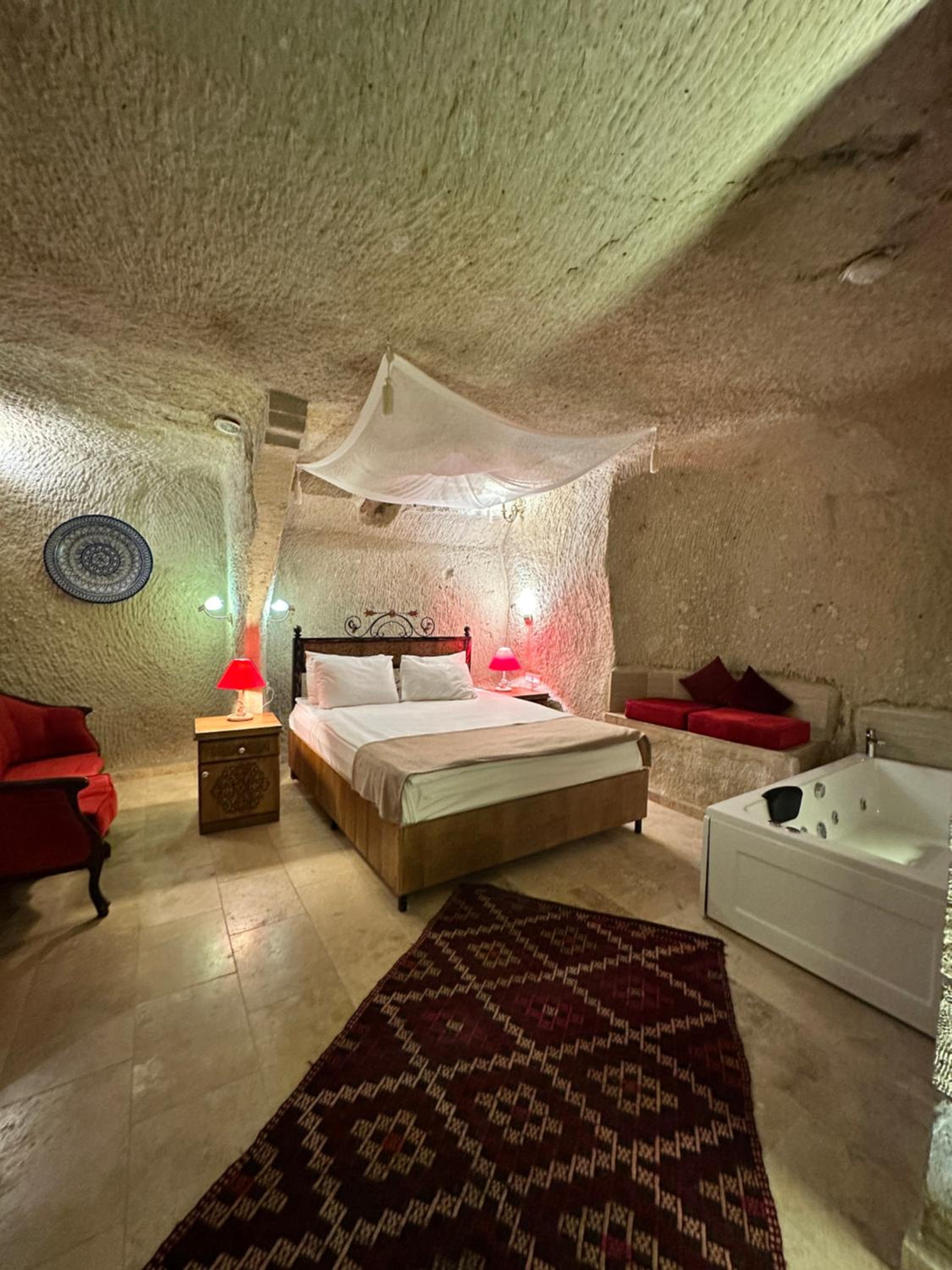 Bedrock Cave Hotel - Image 126