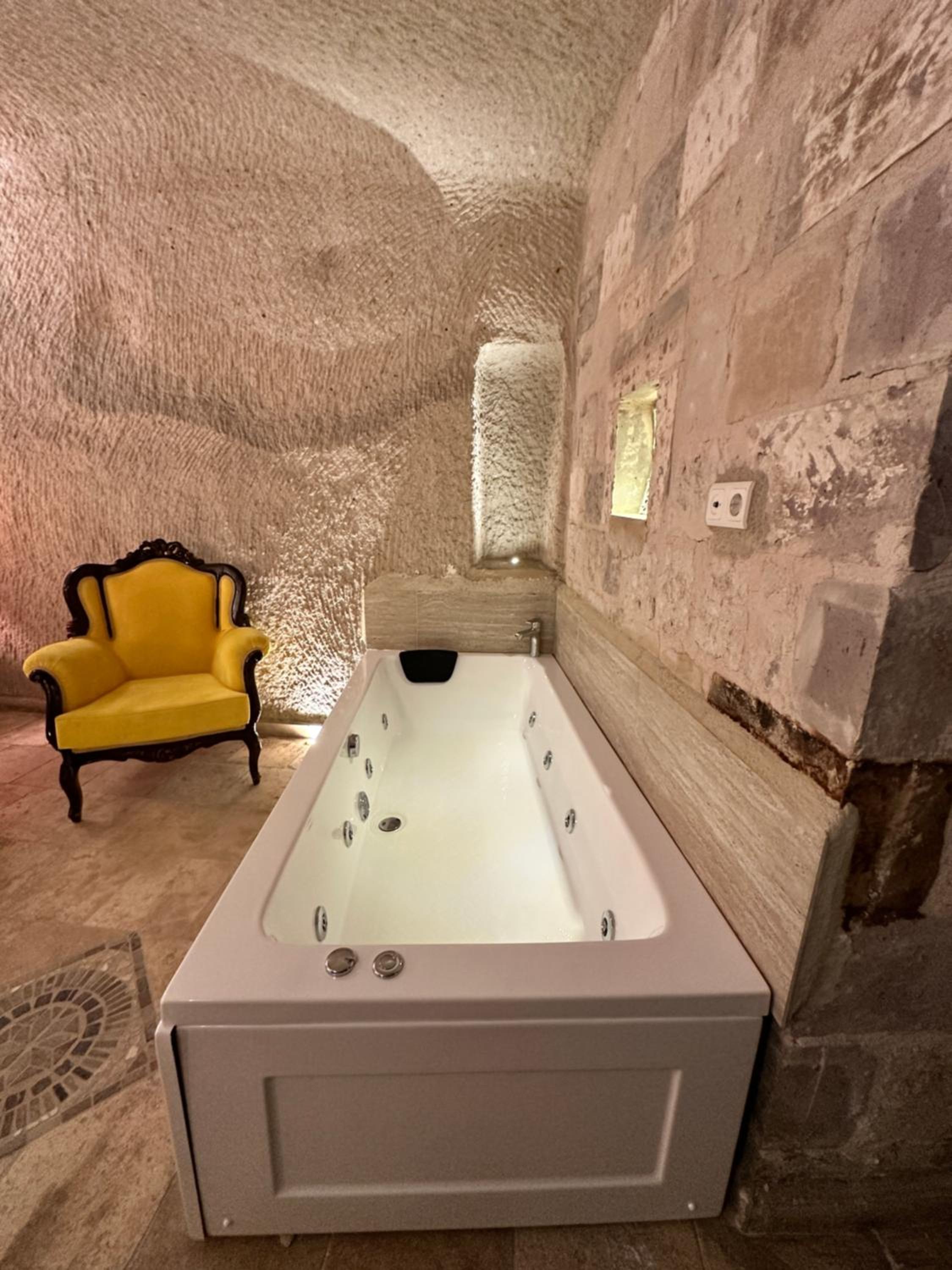 Bedrock Cave Hotel - Image 135
