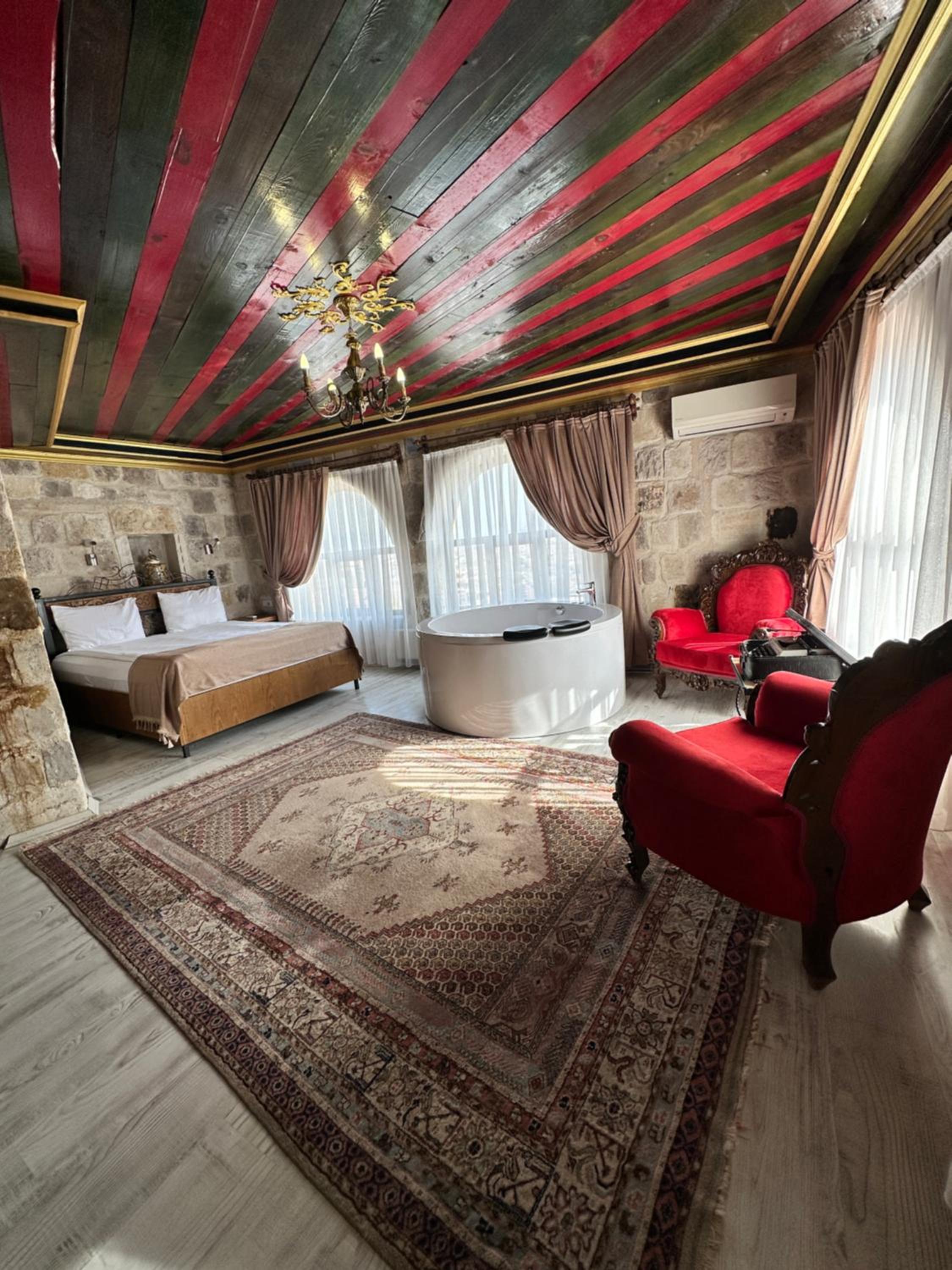 Bedrock Cave Hotel - Image 125