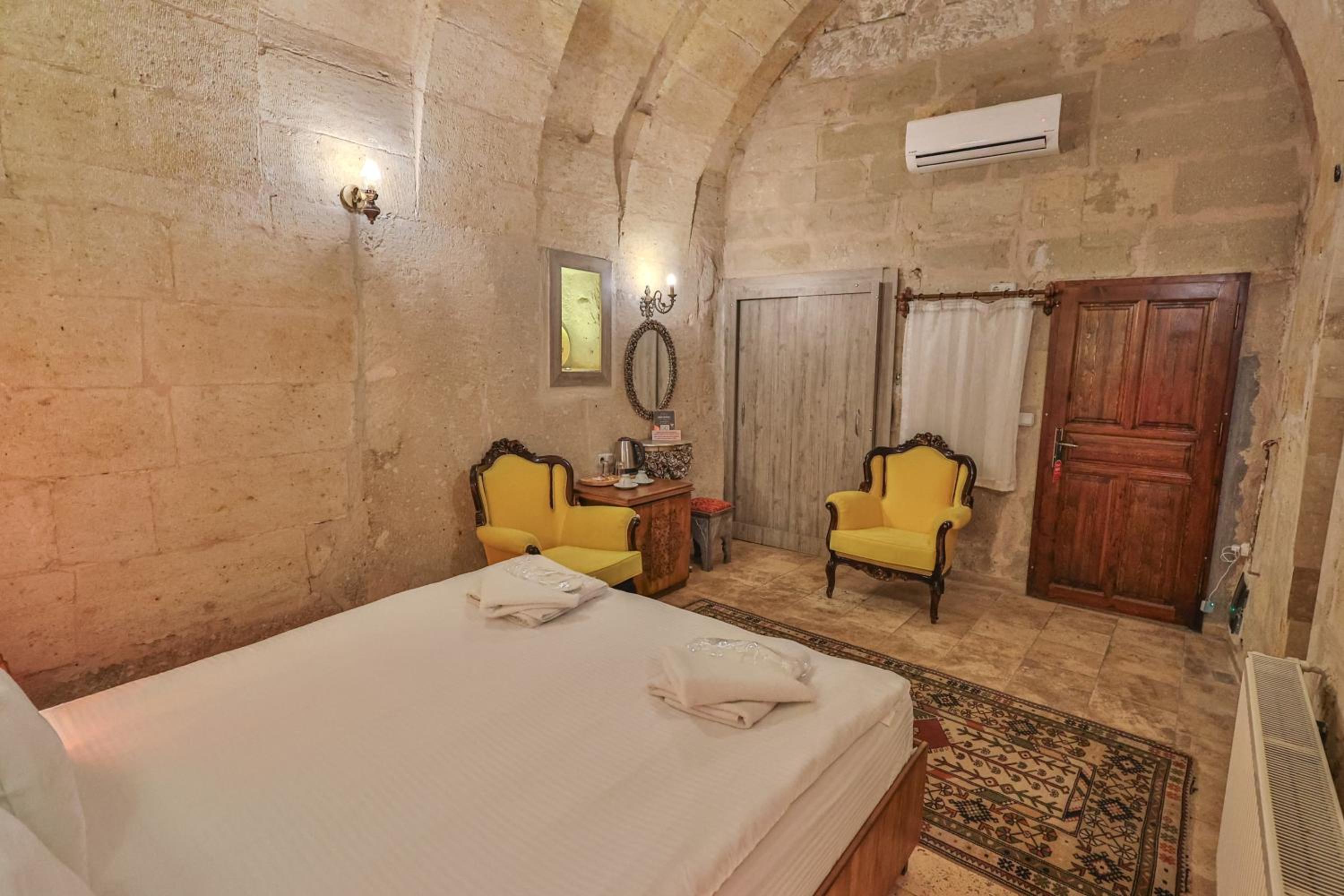 Bedrock Cave Hotel - Image 18