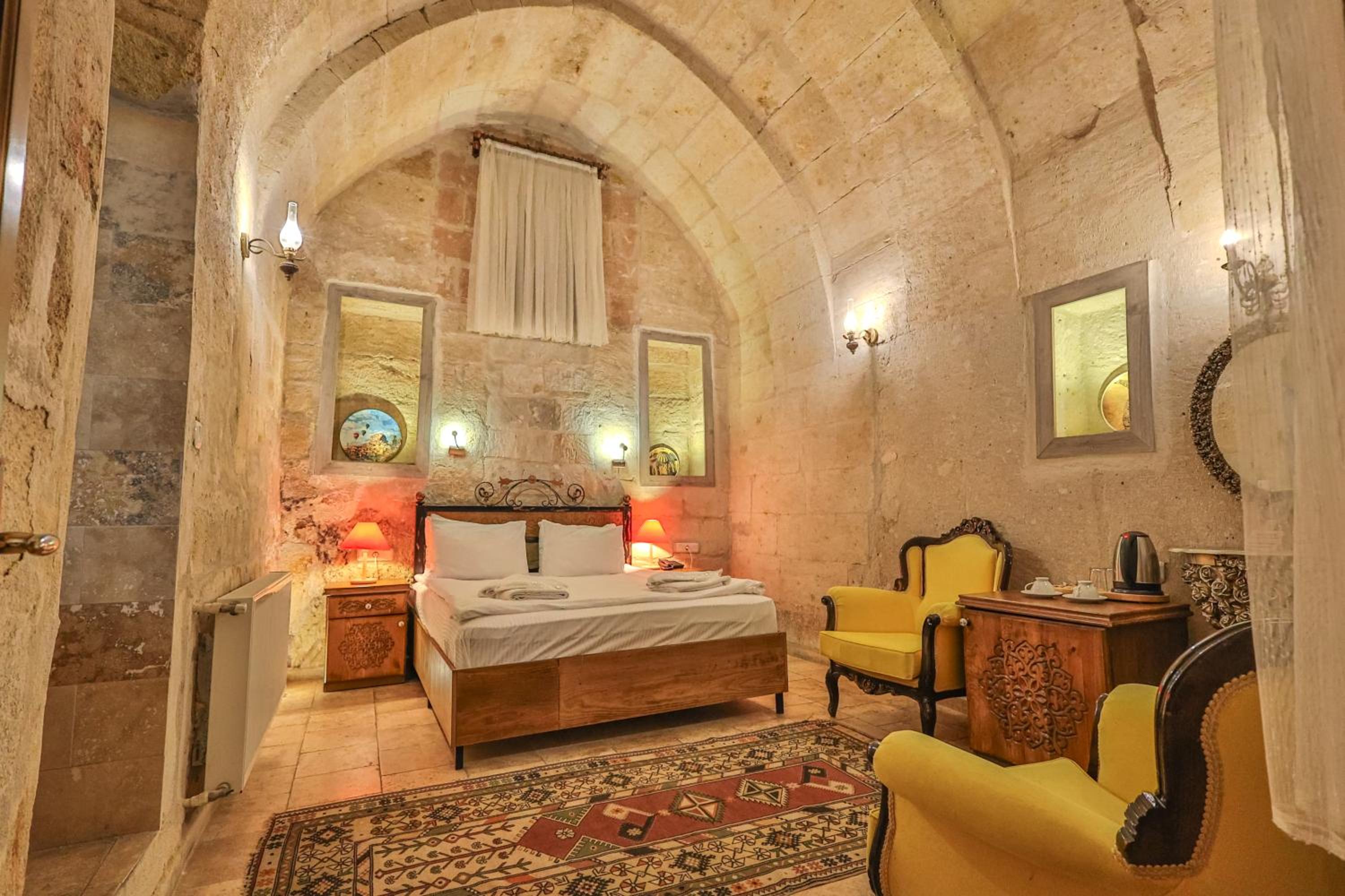 Bedrock Cave Hotel - Image 23