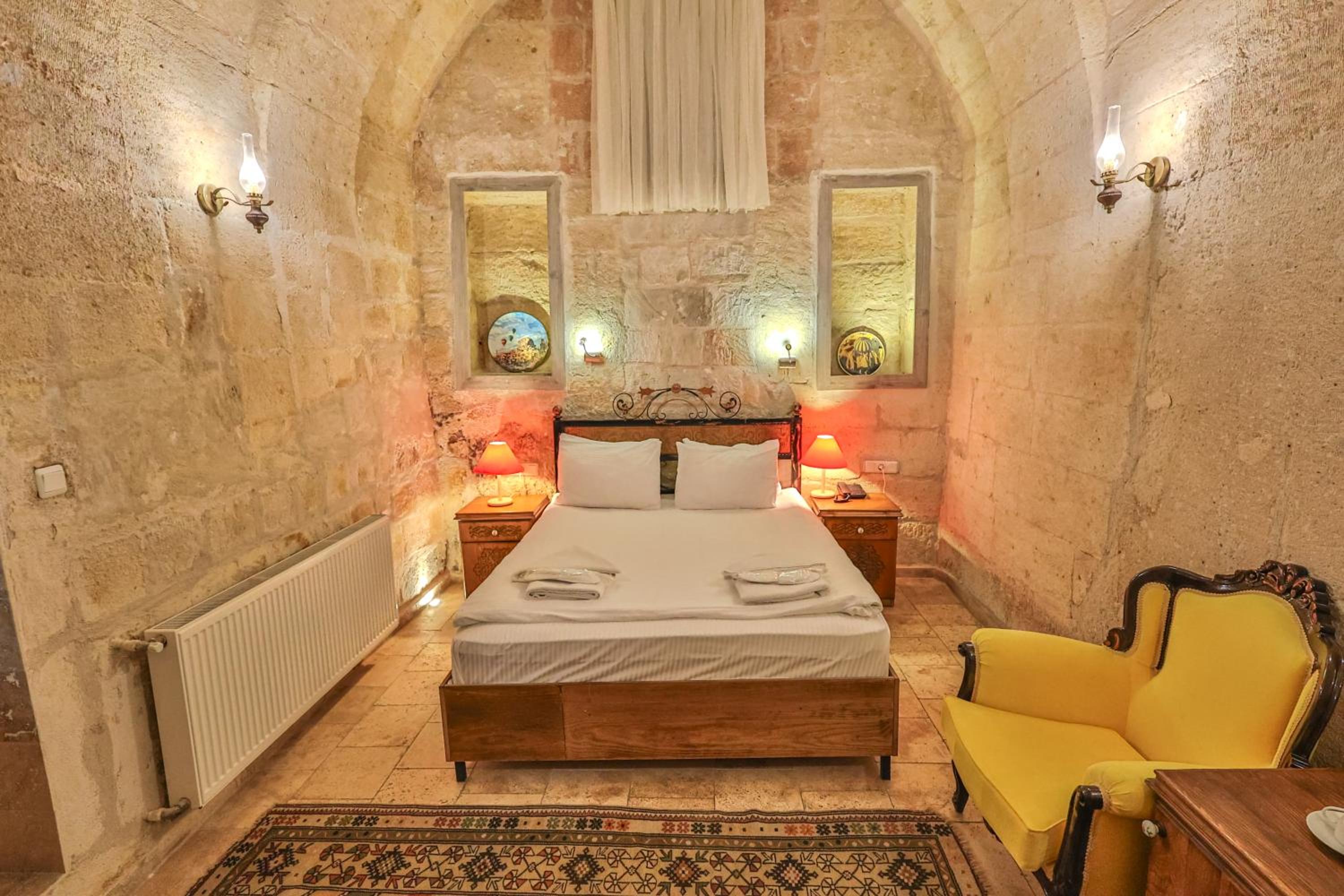 Bedrock Cave Hotel - Image 26