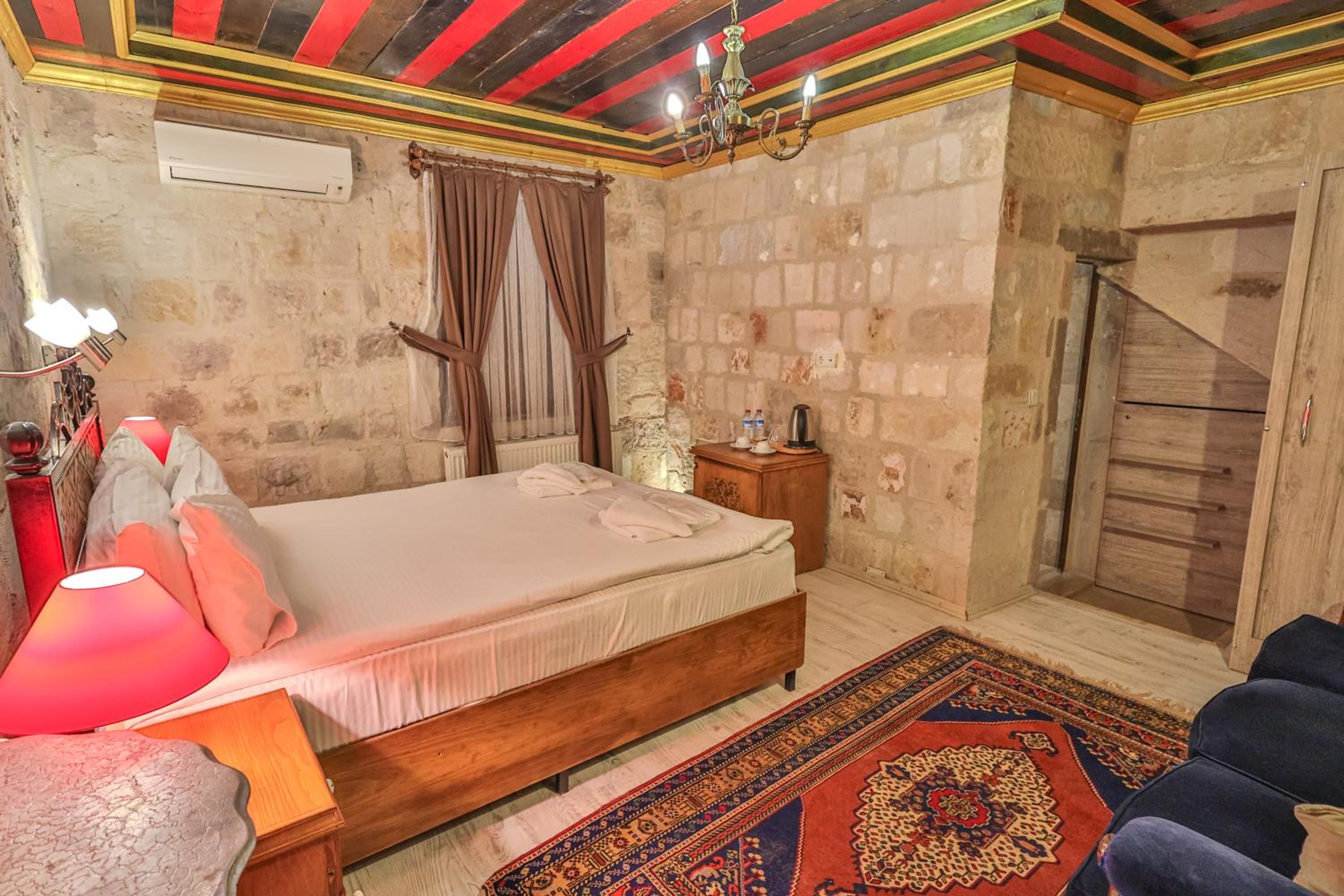 Bedrock Cave Hotel - Image 34