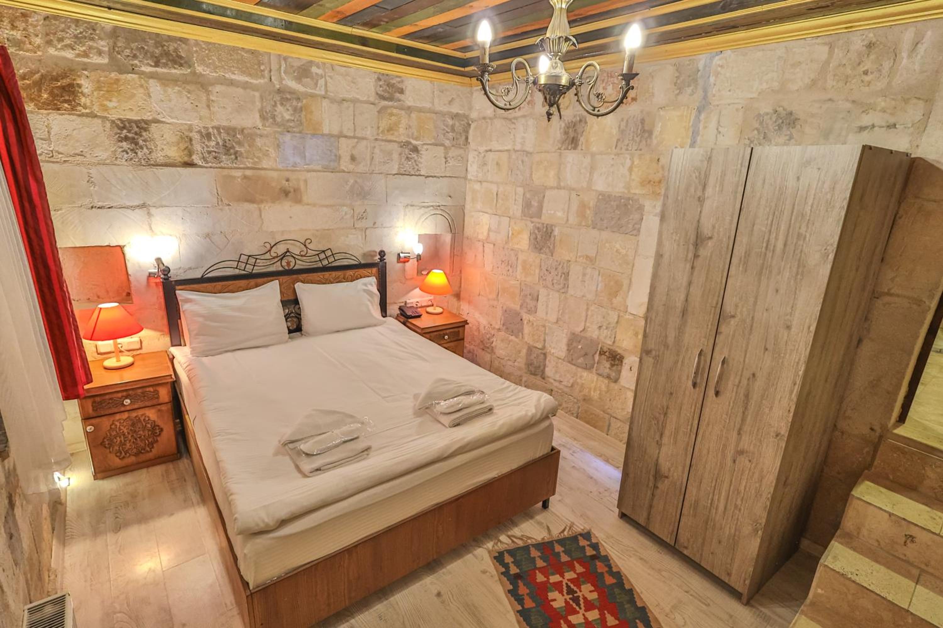 Bedrock Cave Hotel - Image 33