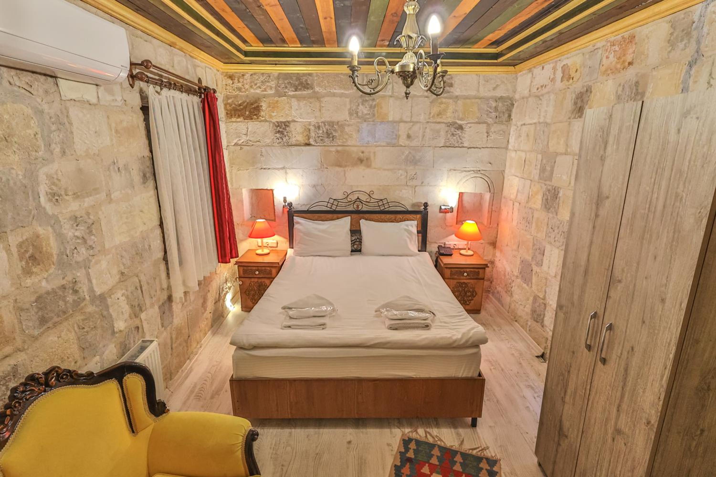 Bedrock Cave Hotel - Image 35
