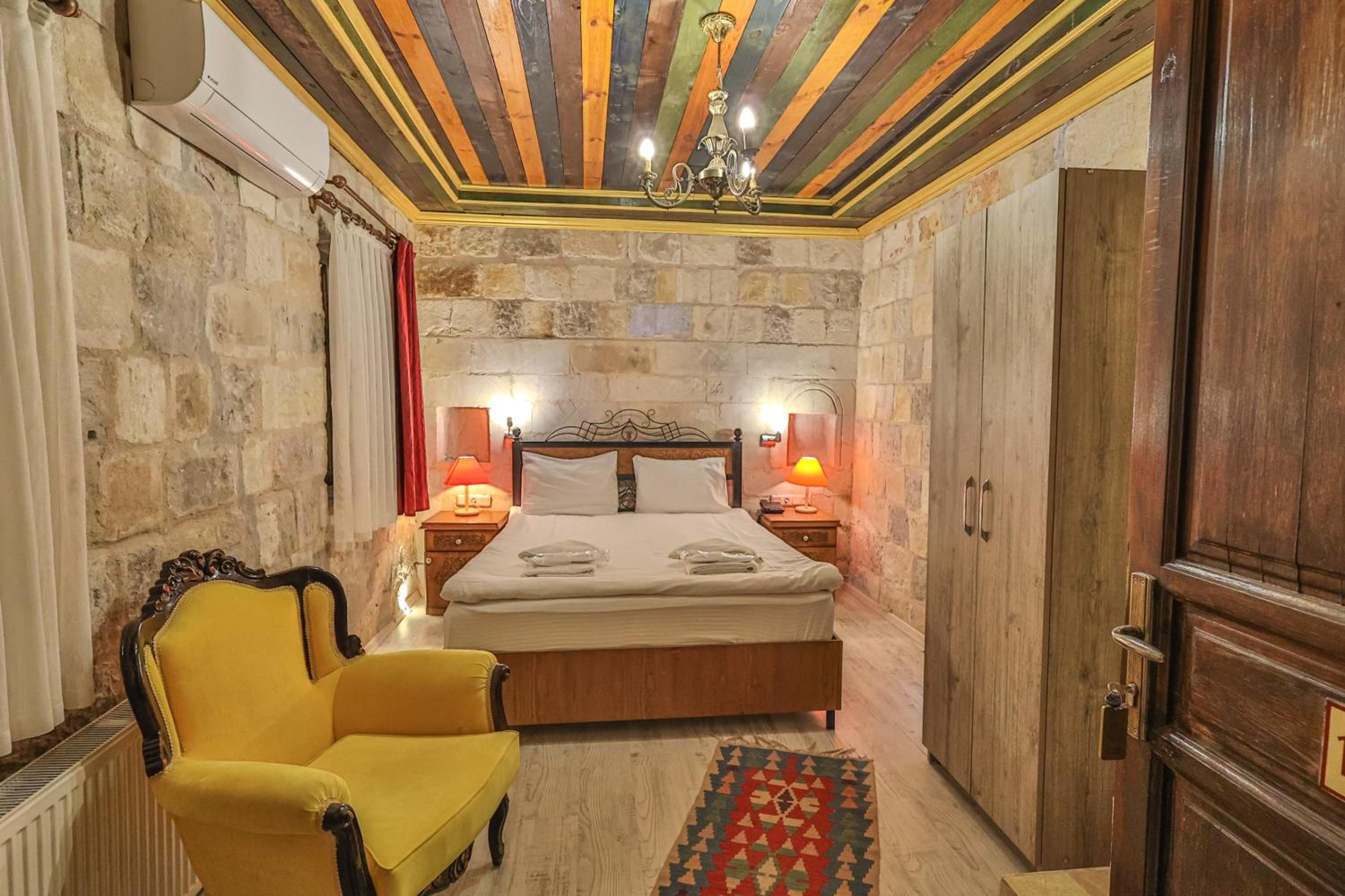 Bedrock Cave Hotel - Image 36