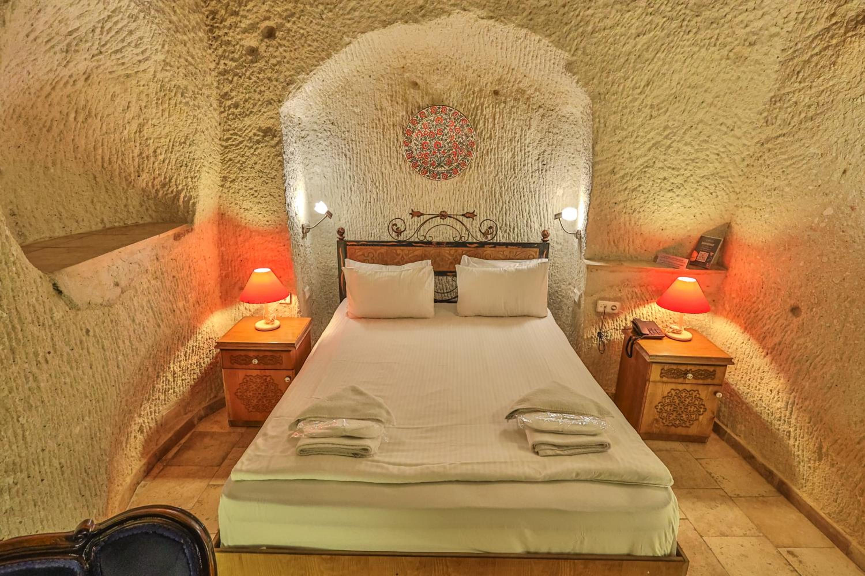 Bedrock Cave Hotel - Image 38