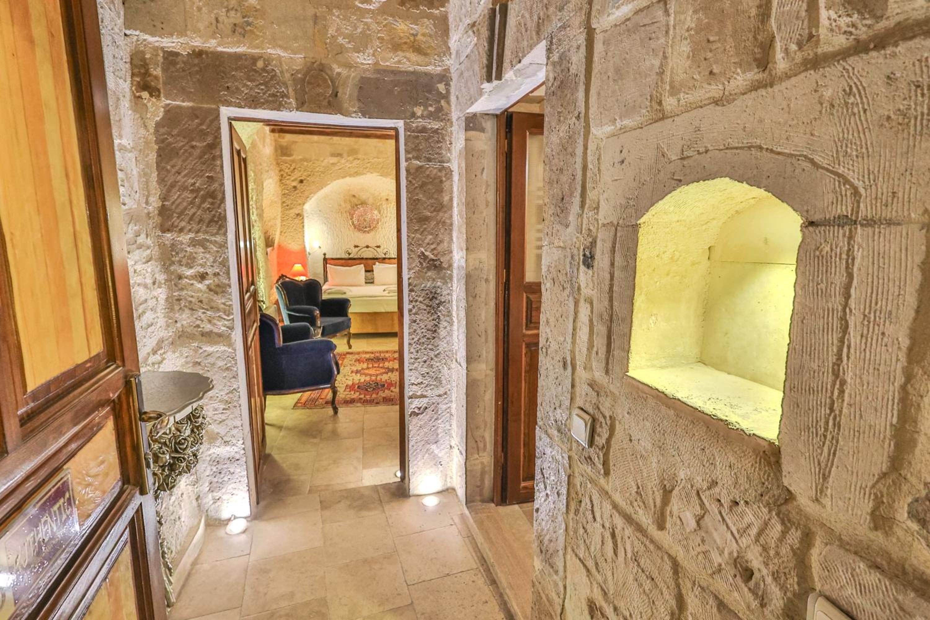 Bedrock Cave Hotel - Image 40