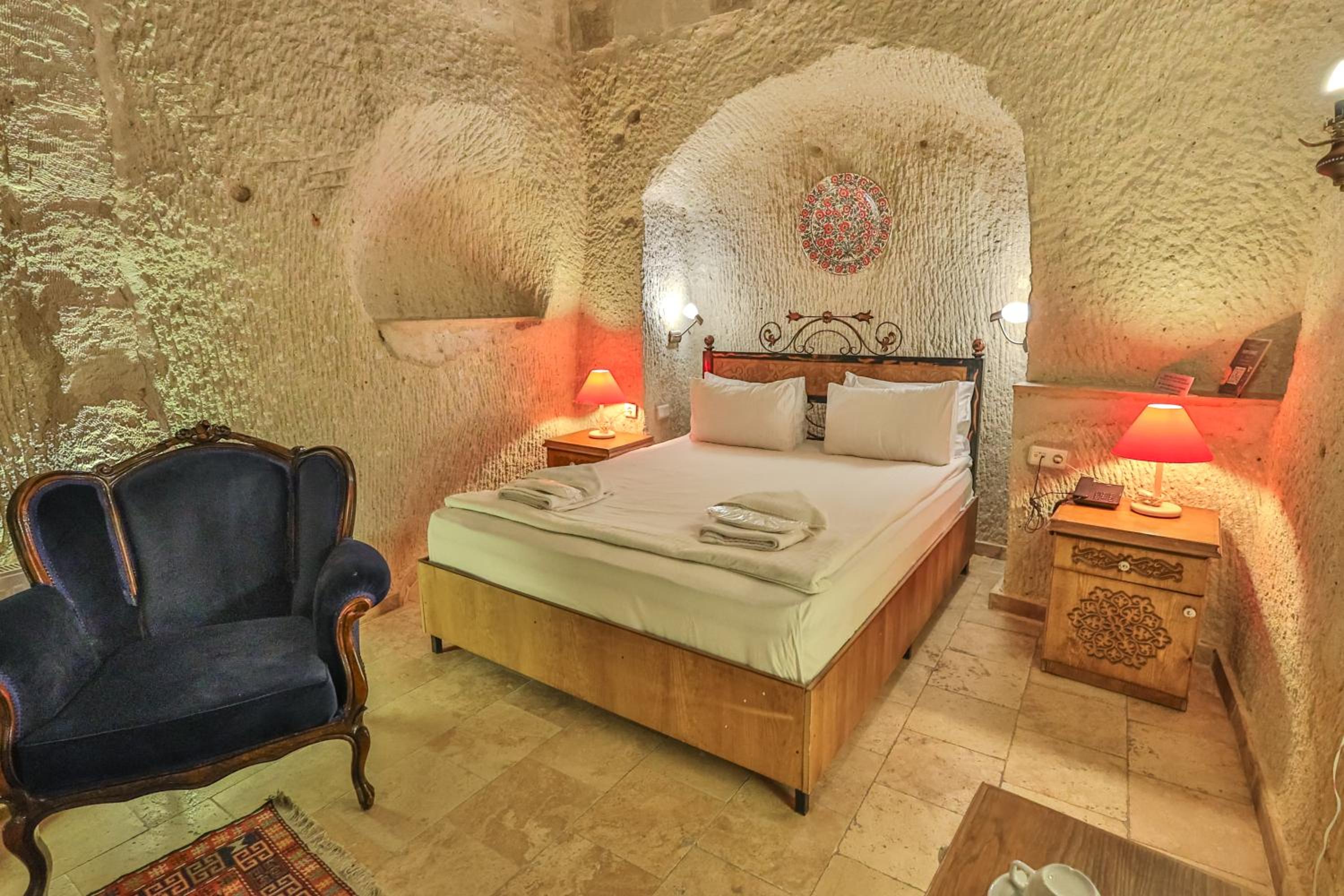 Bedrock Cave Hotel - Image 41