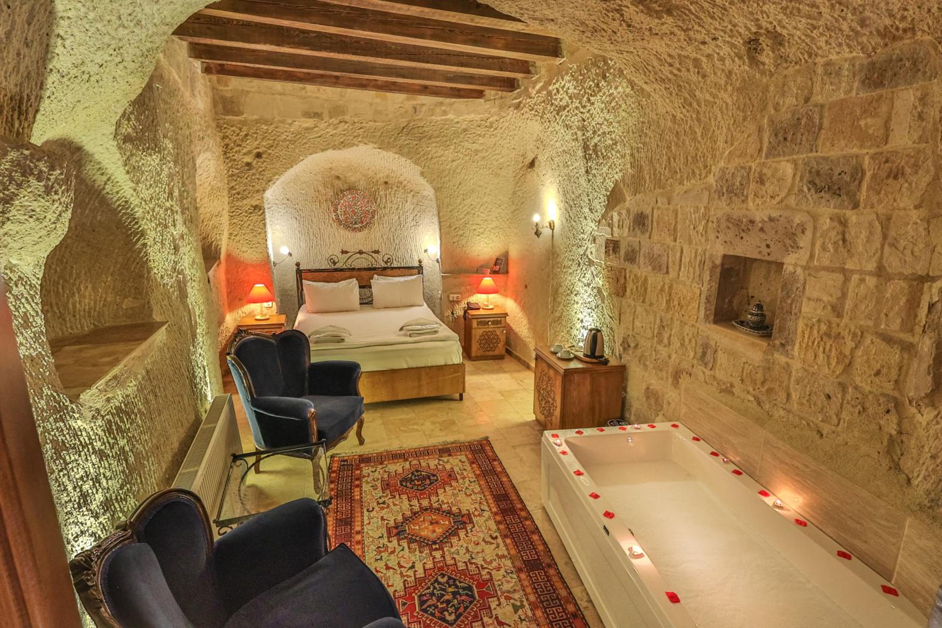 Bedrock Cave Hotel - Image 42
