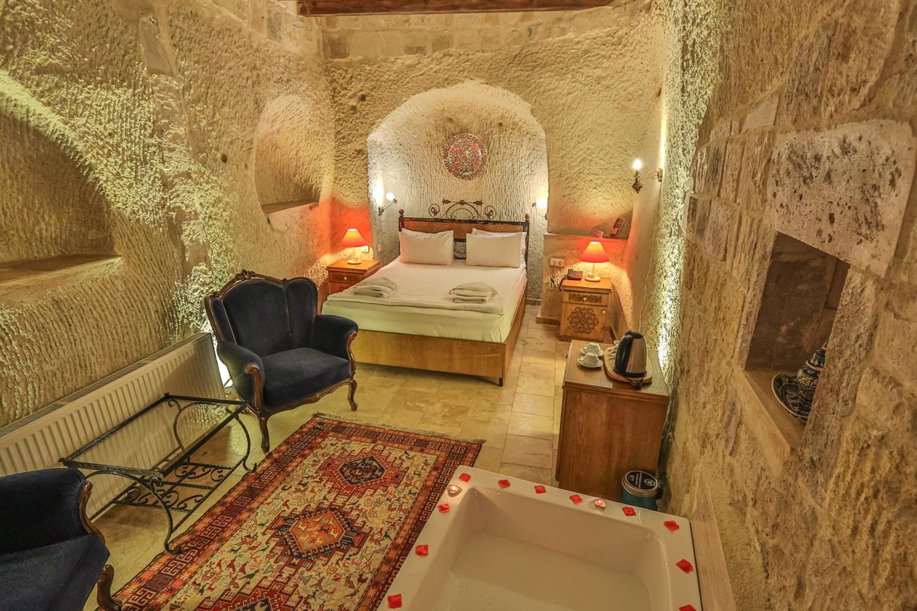 Bedrock Cave Hotel - Image 43