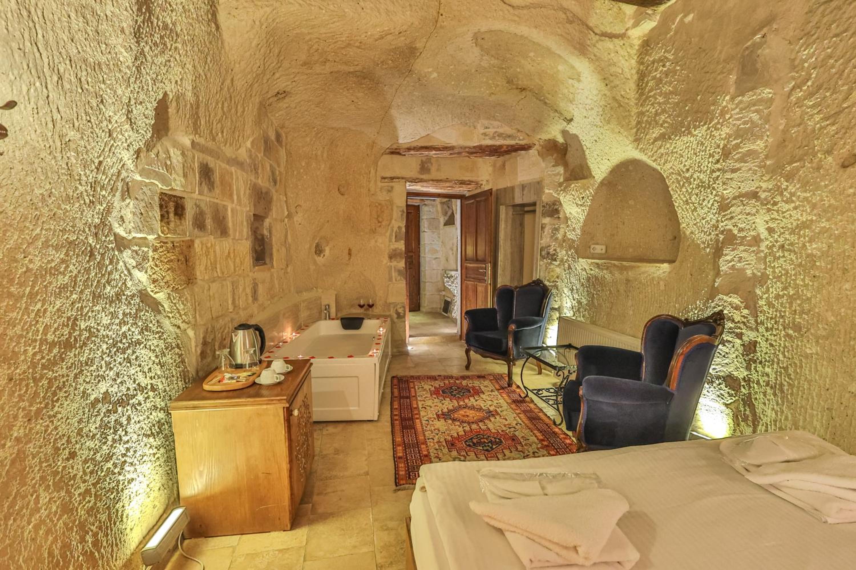 Bedrock Cave Hotel - Image 46