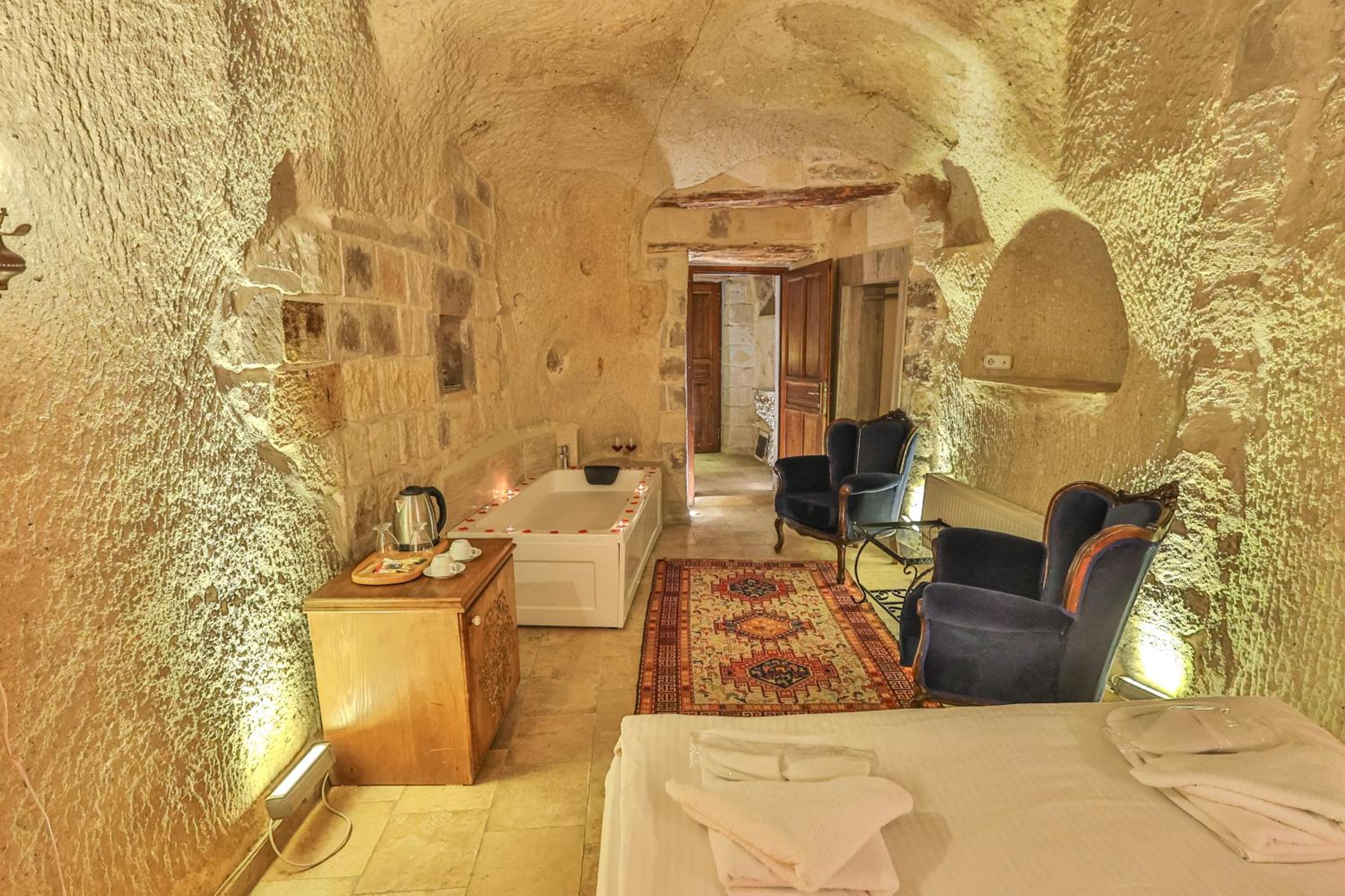 Bedrock Cave Hotel - Image 47