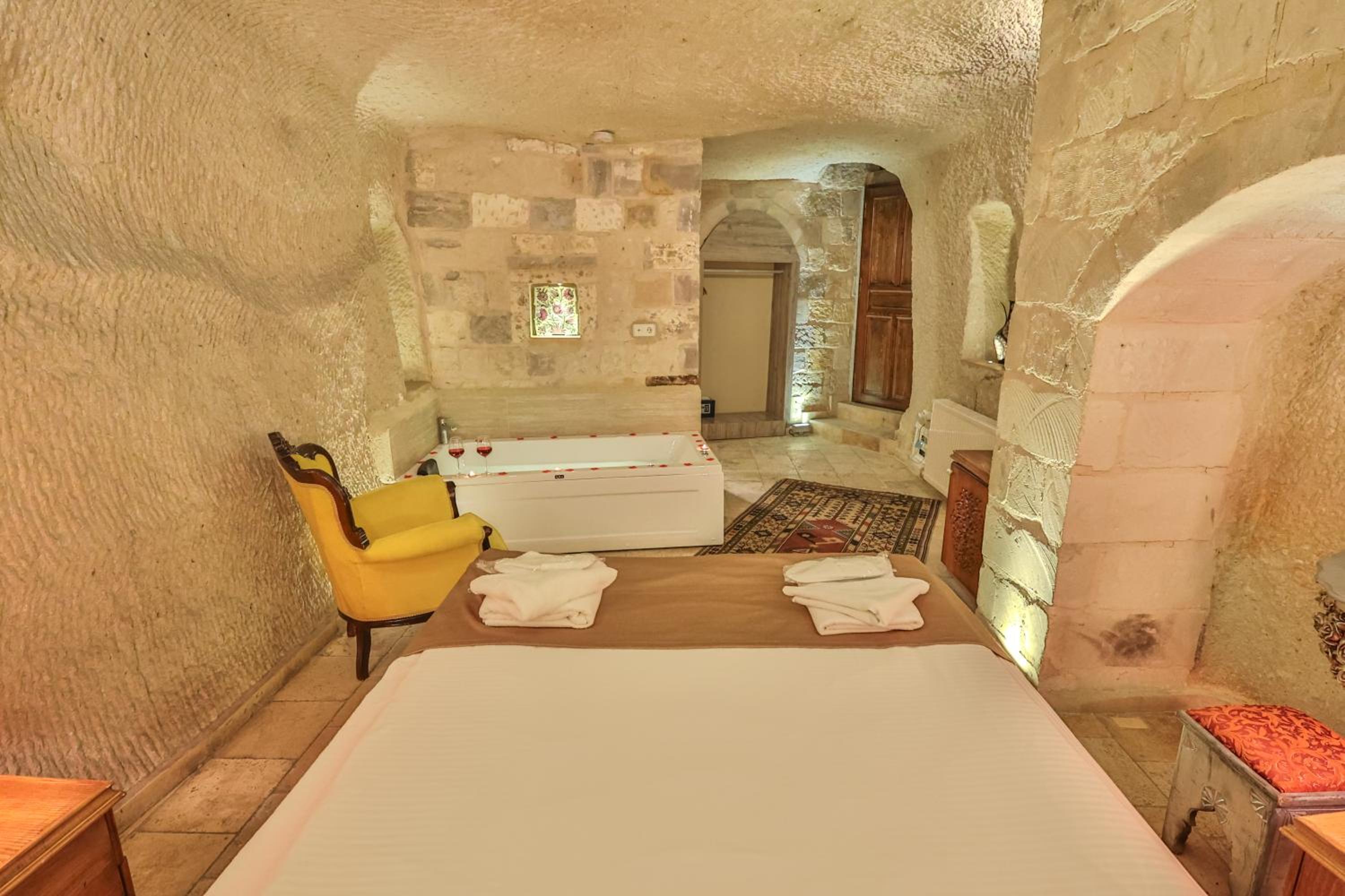 Bedrock Cave Hotel - Image 55