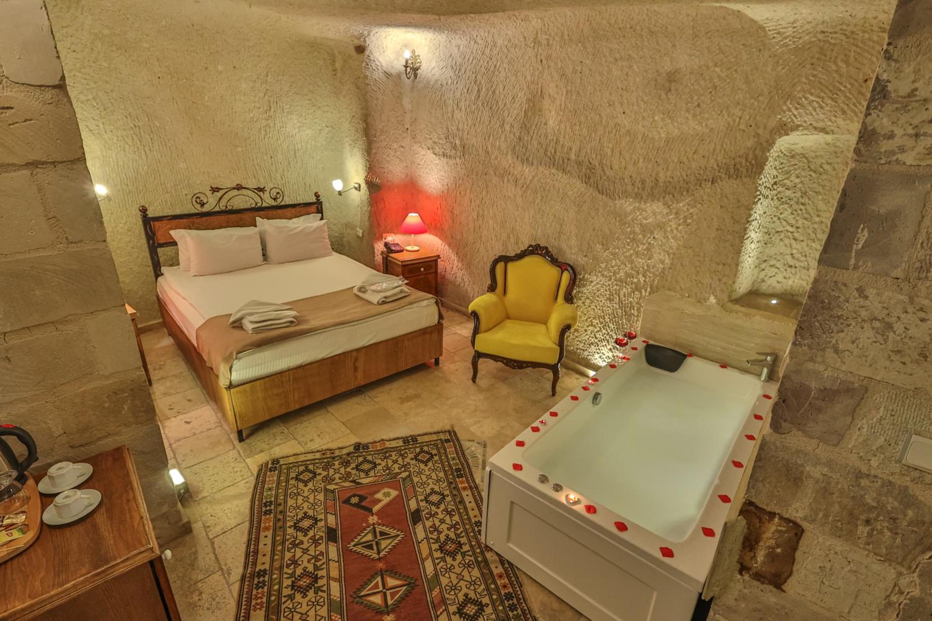 Bedrock Cave Hotel - Image 60
