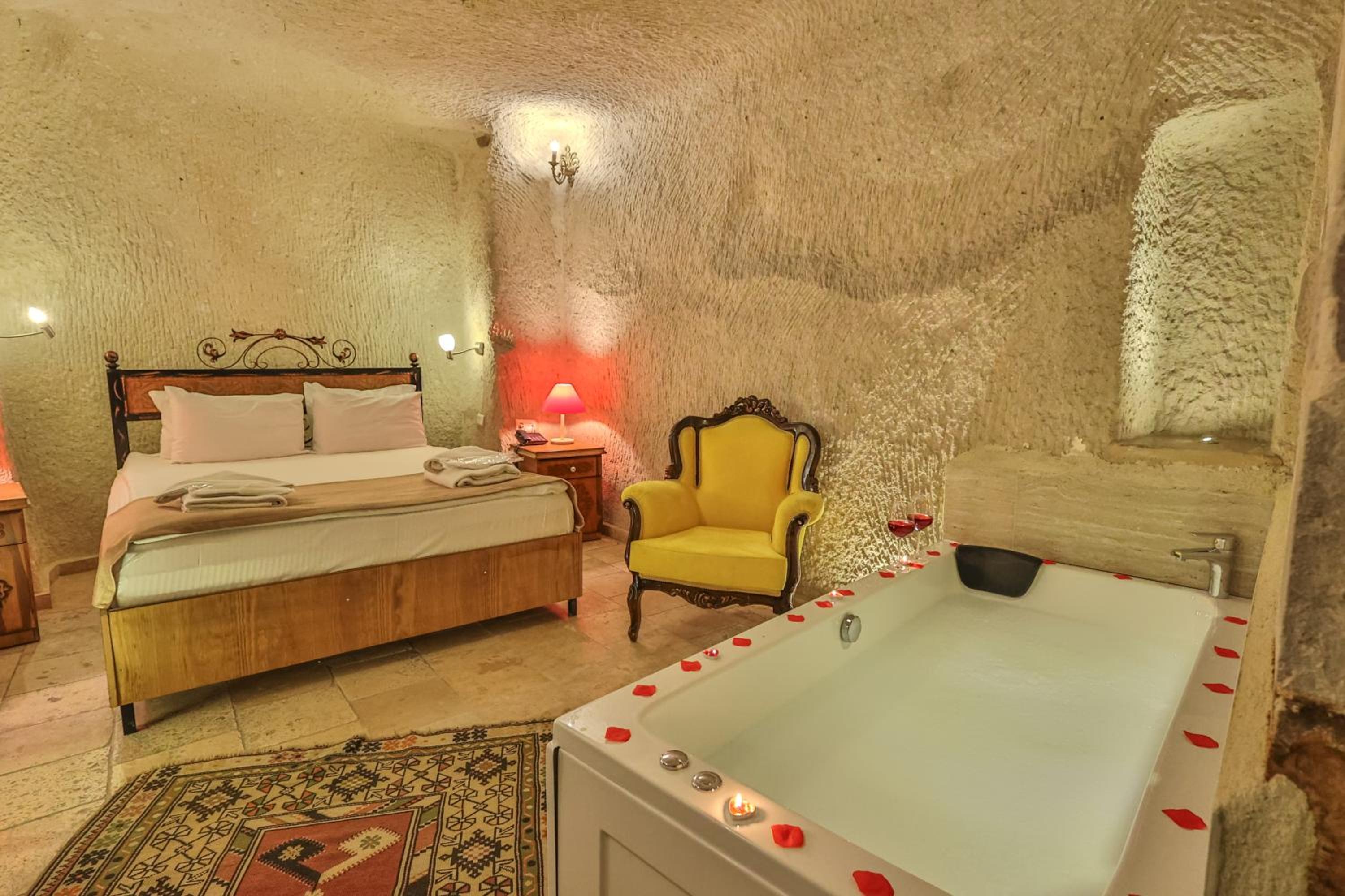 Bedrock Cave Hotel - Image 63