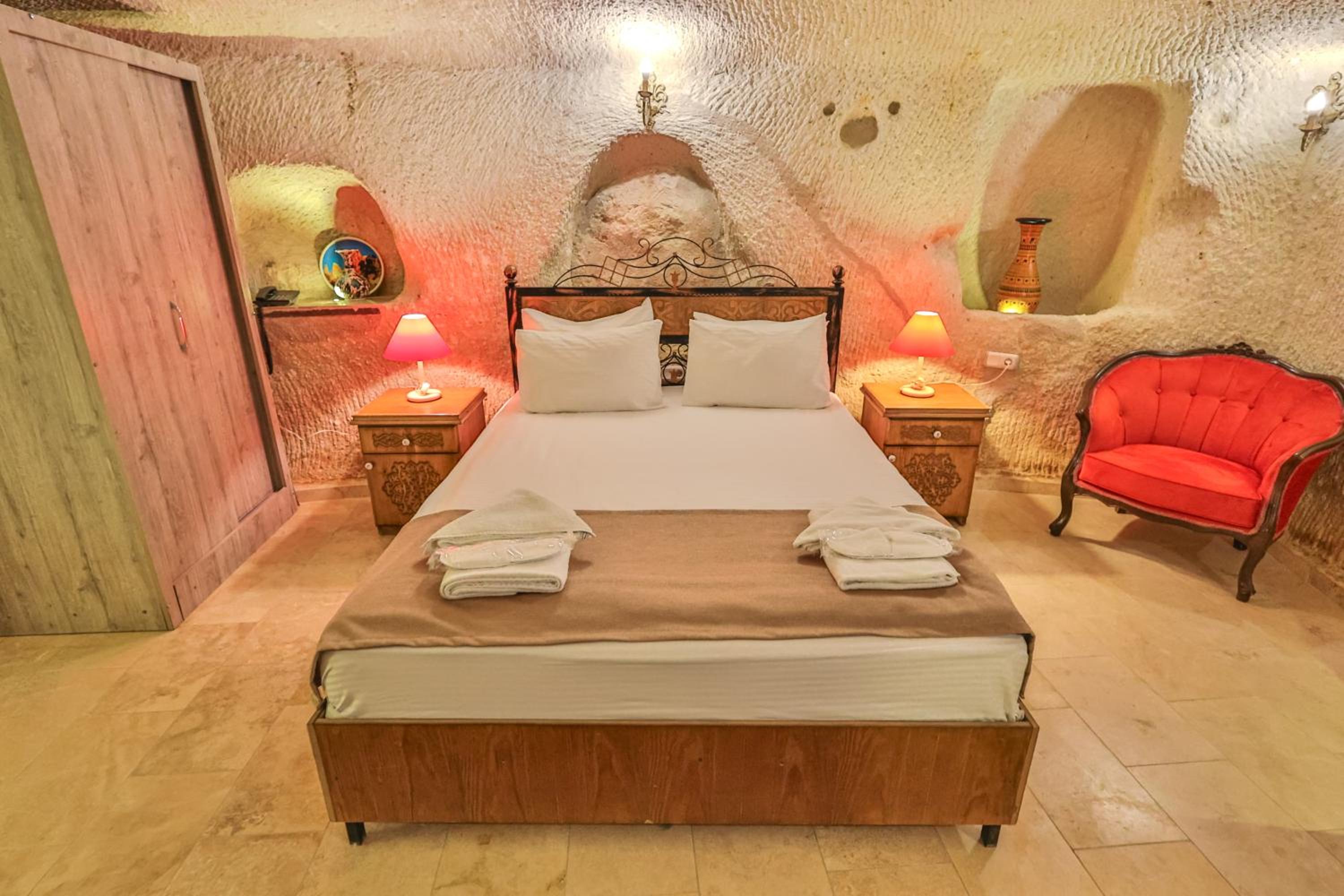 Bedrock Cave Hotel - Image 119
