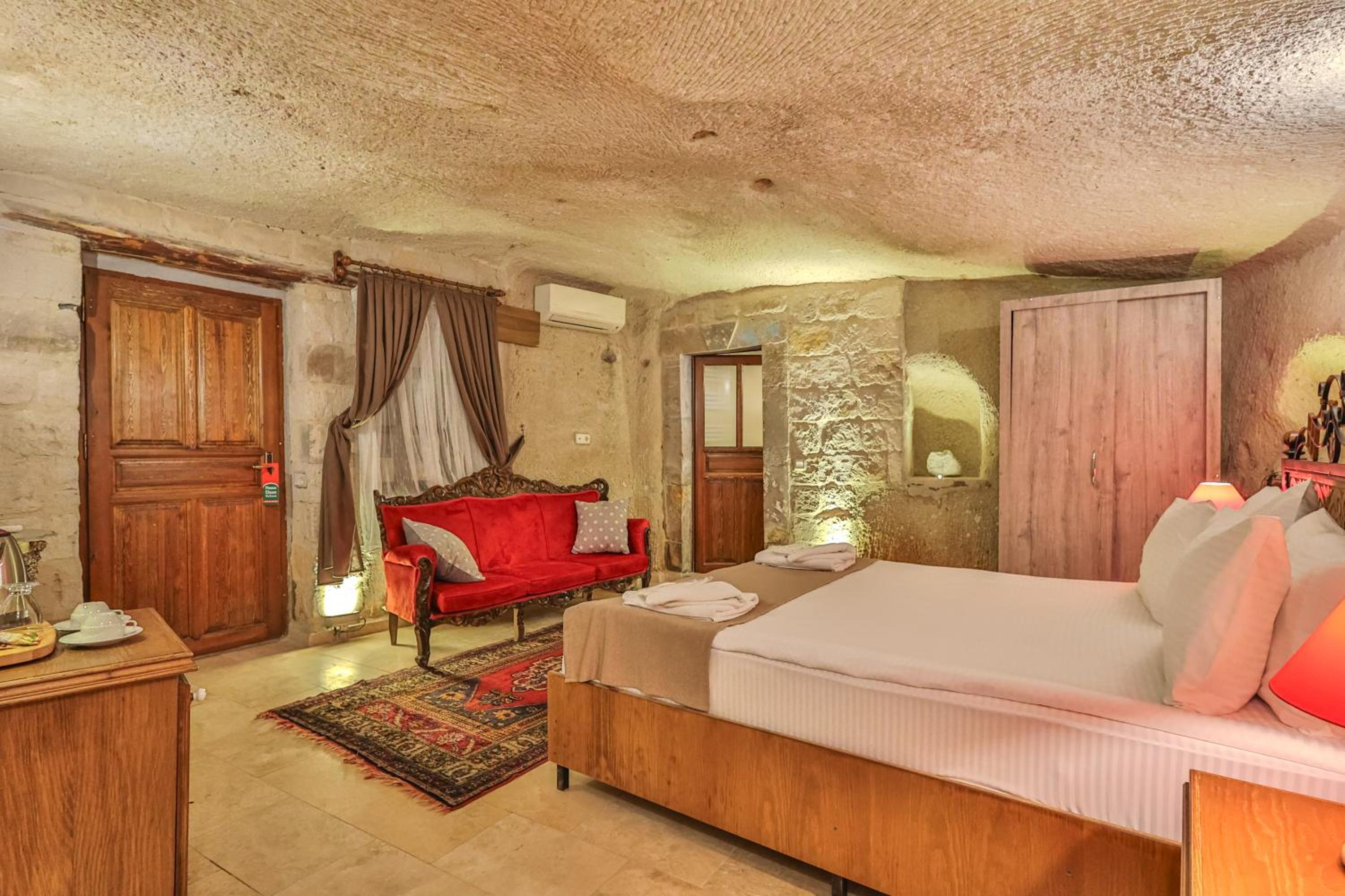 Bedrock Cave Hotel - Image 68