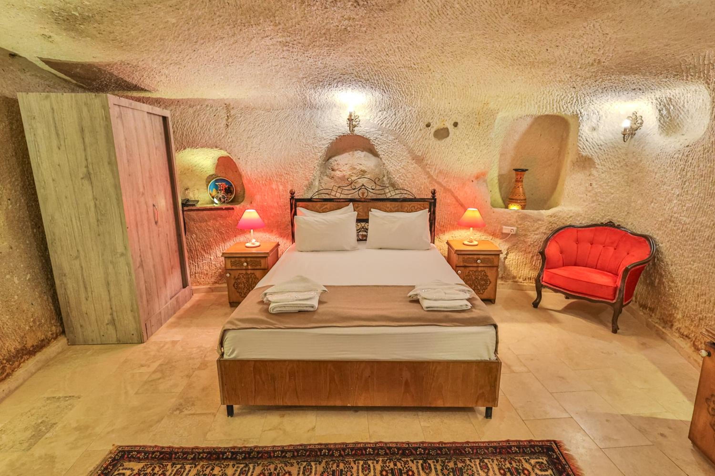 Bedrock Cave Hotel - Image 70