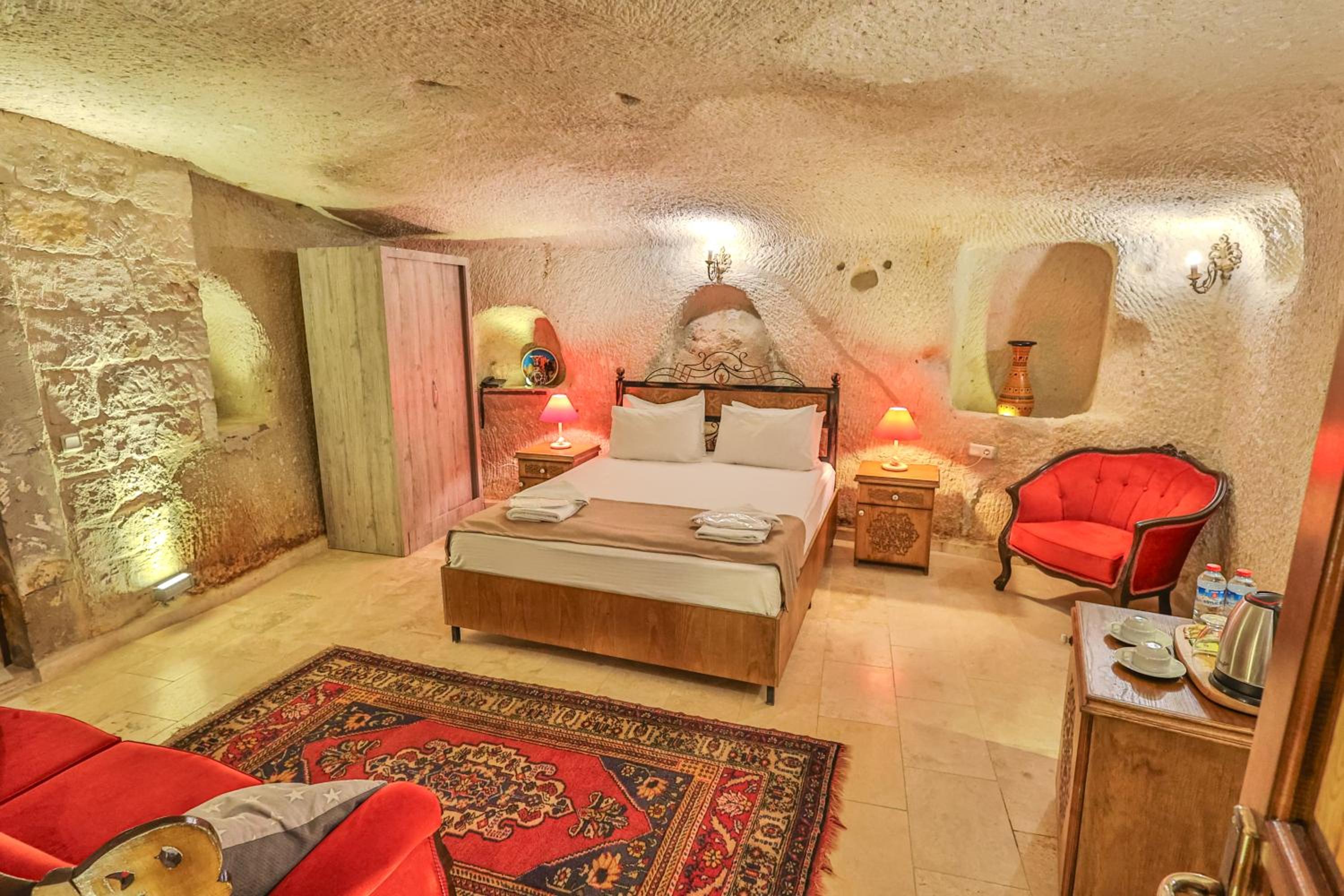 Bedrock Cave Hotel - Image 72