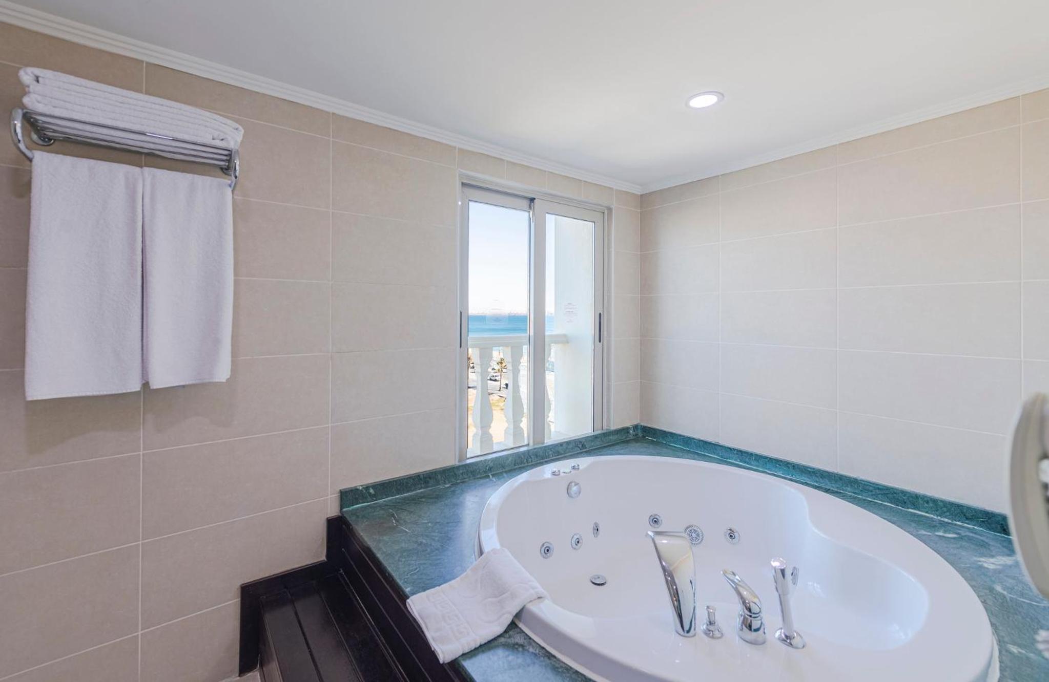 Crowne Plaza Antalya, an IHG Hotel - Image 87