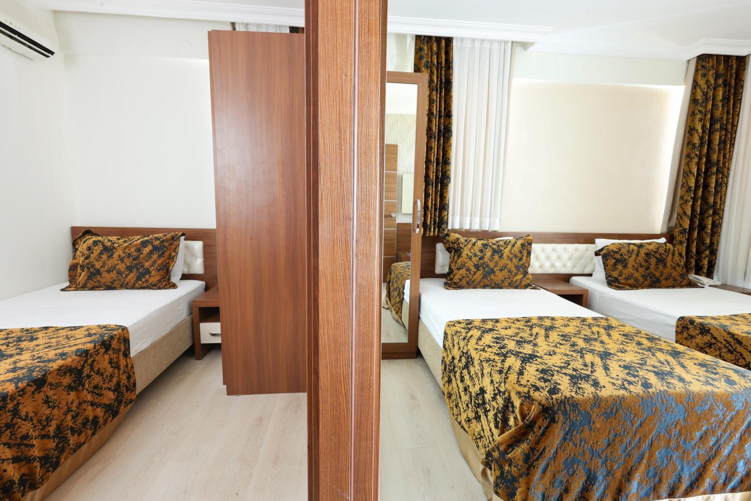 The Corner Park Hotel - Image 33