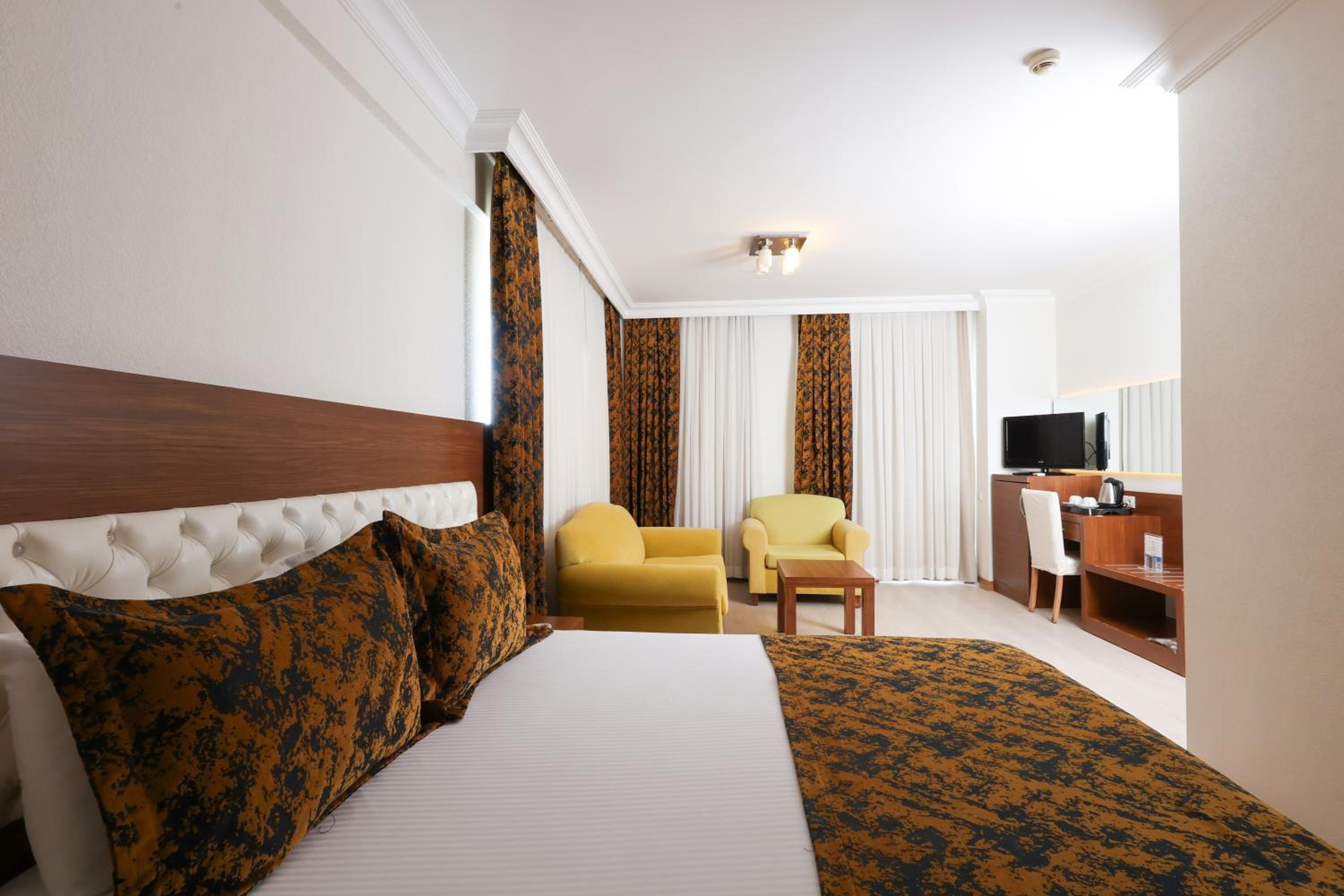 The Corner Park Hotel - Image 5
