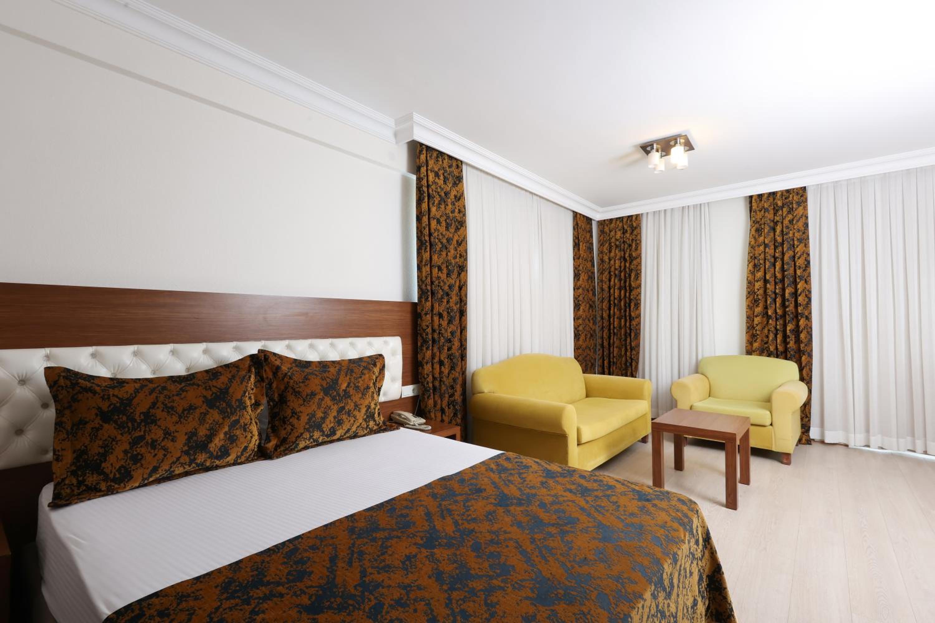 The Corner Park Hotel - Image 31