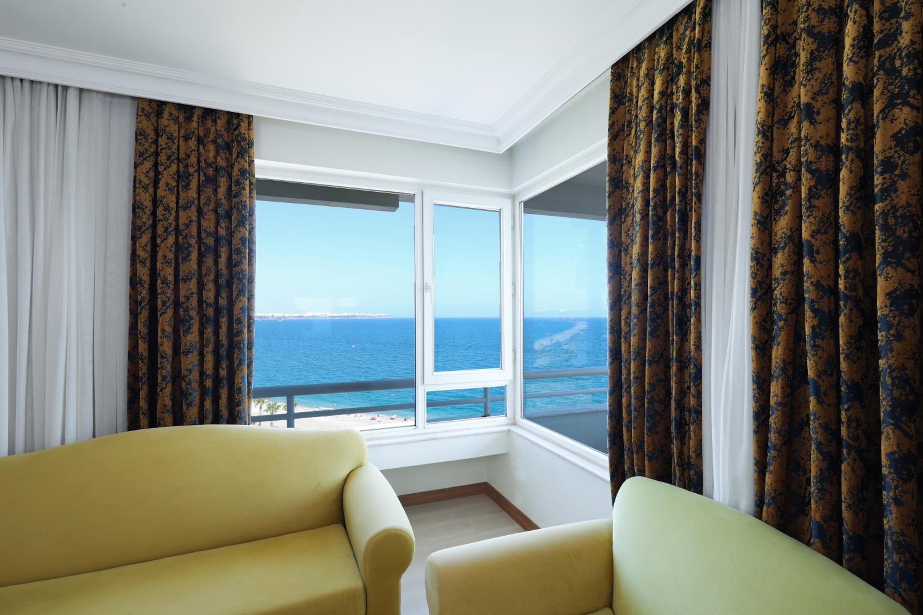 The Corner Park Hotel - Image 6
