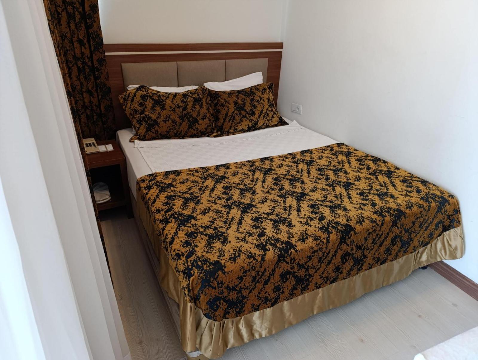 The Corner Park Hotel - Image 12