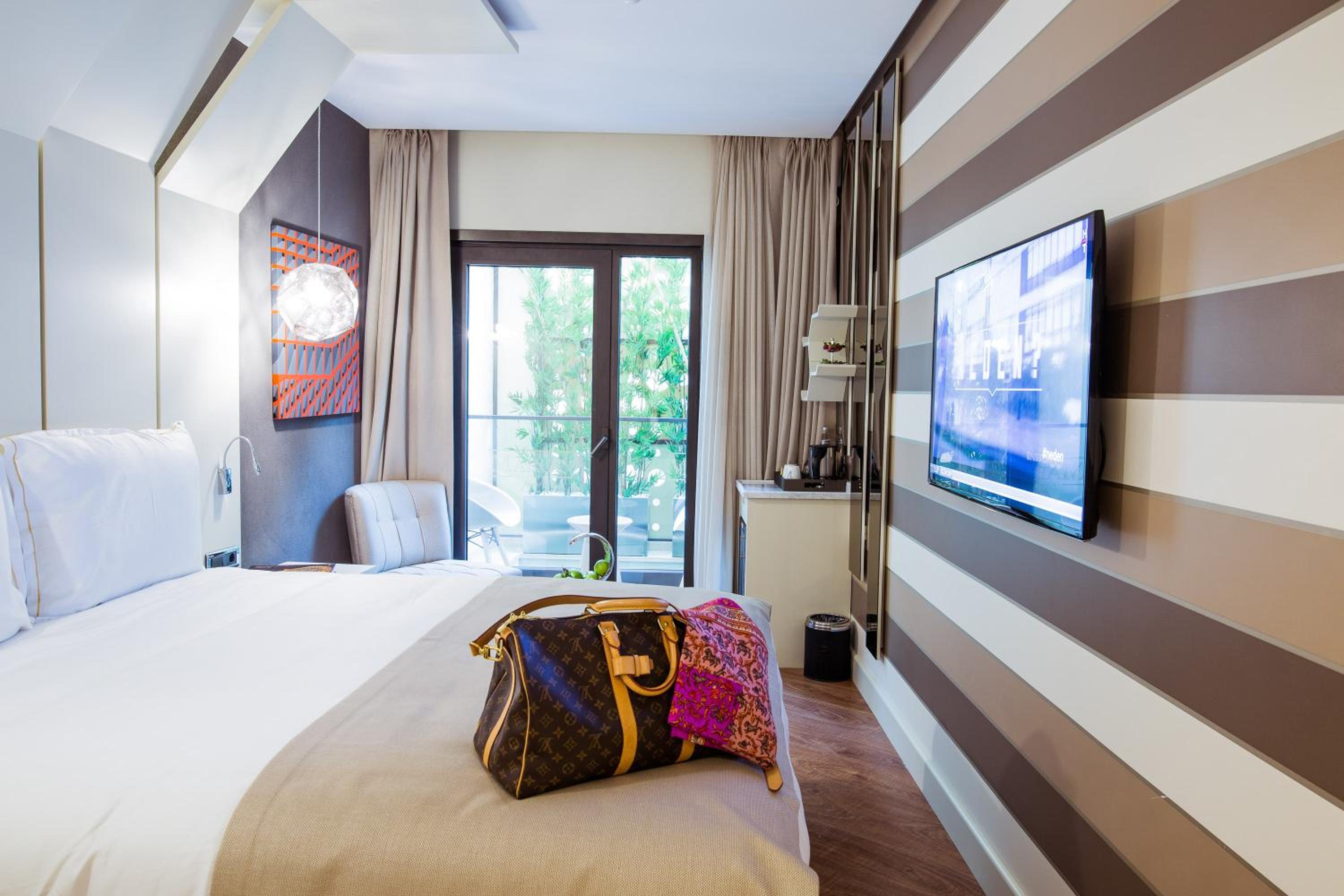 Maroon Otel Pera - Image 6