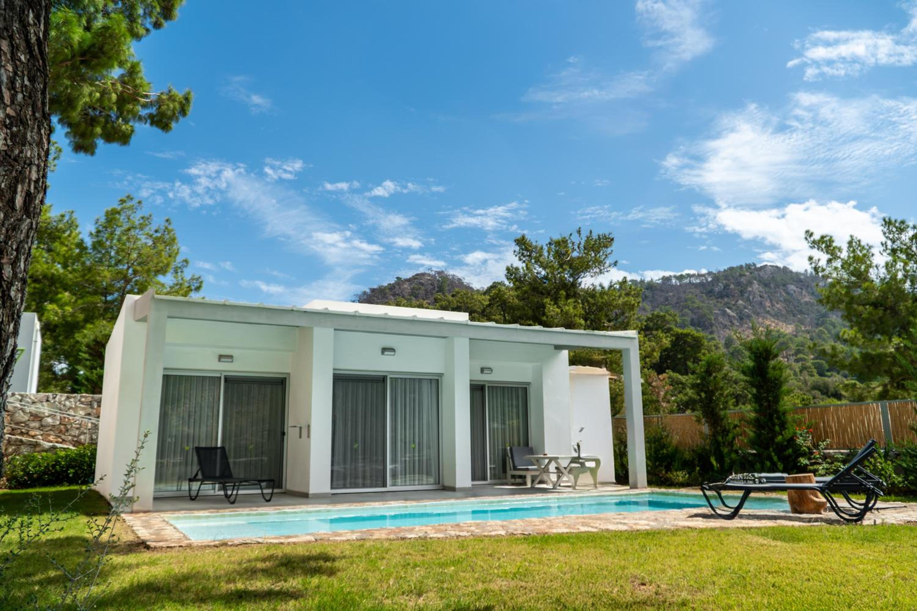 Z-Villas Beach Hotel - Image 7
