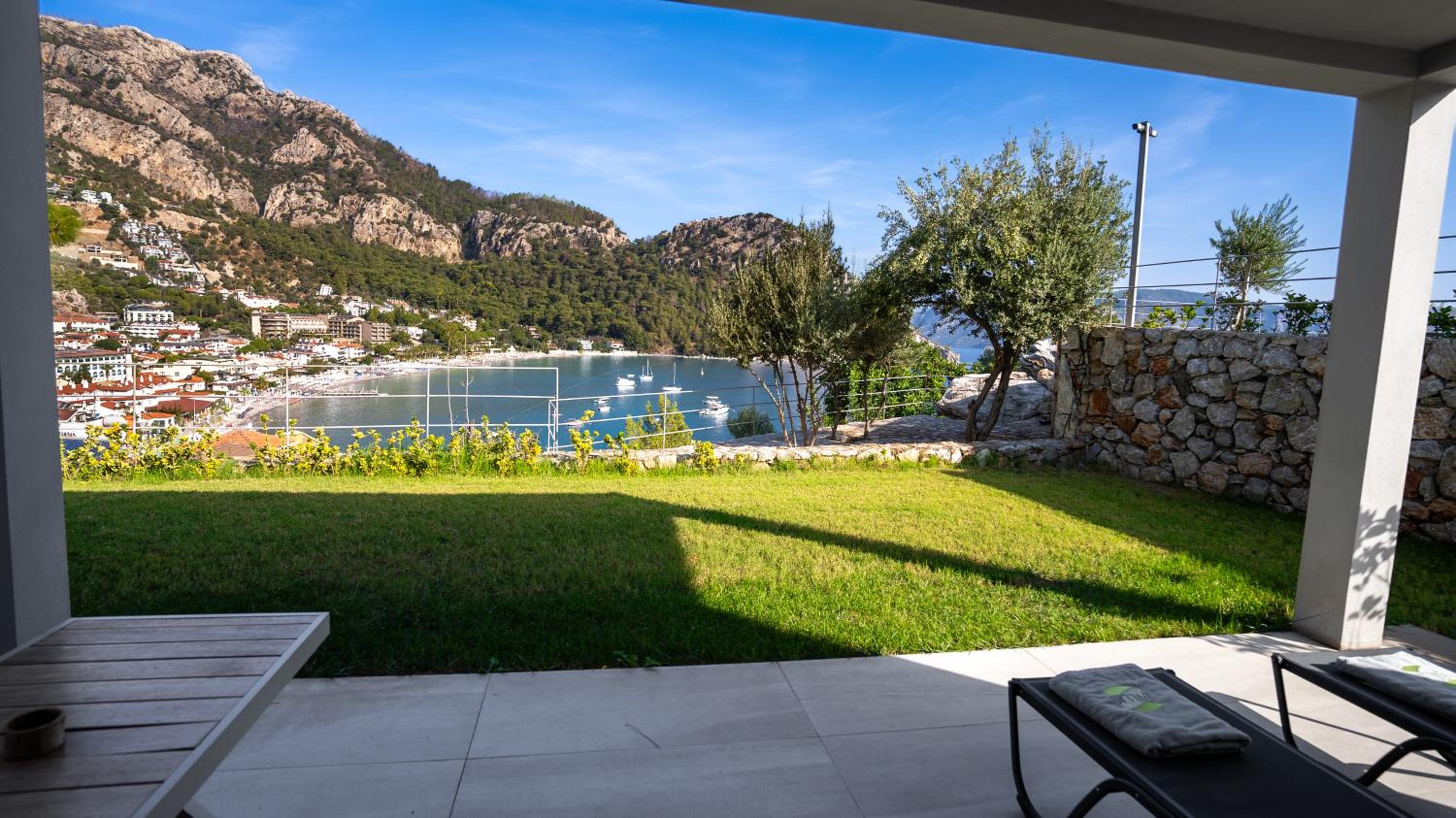 Z-Villas Beach Hotel - Image 10