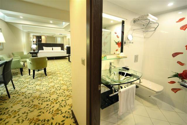 Cartoon Hotel - Image 7