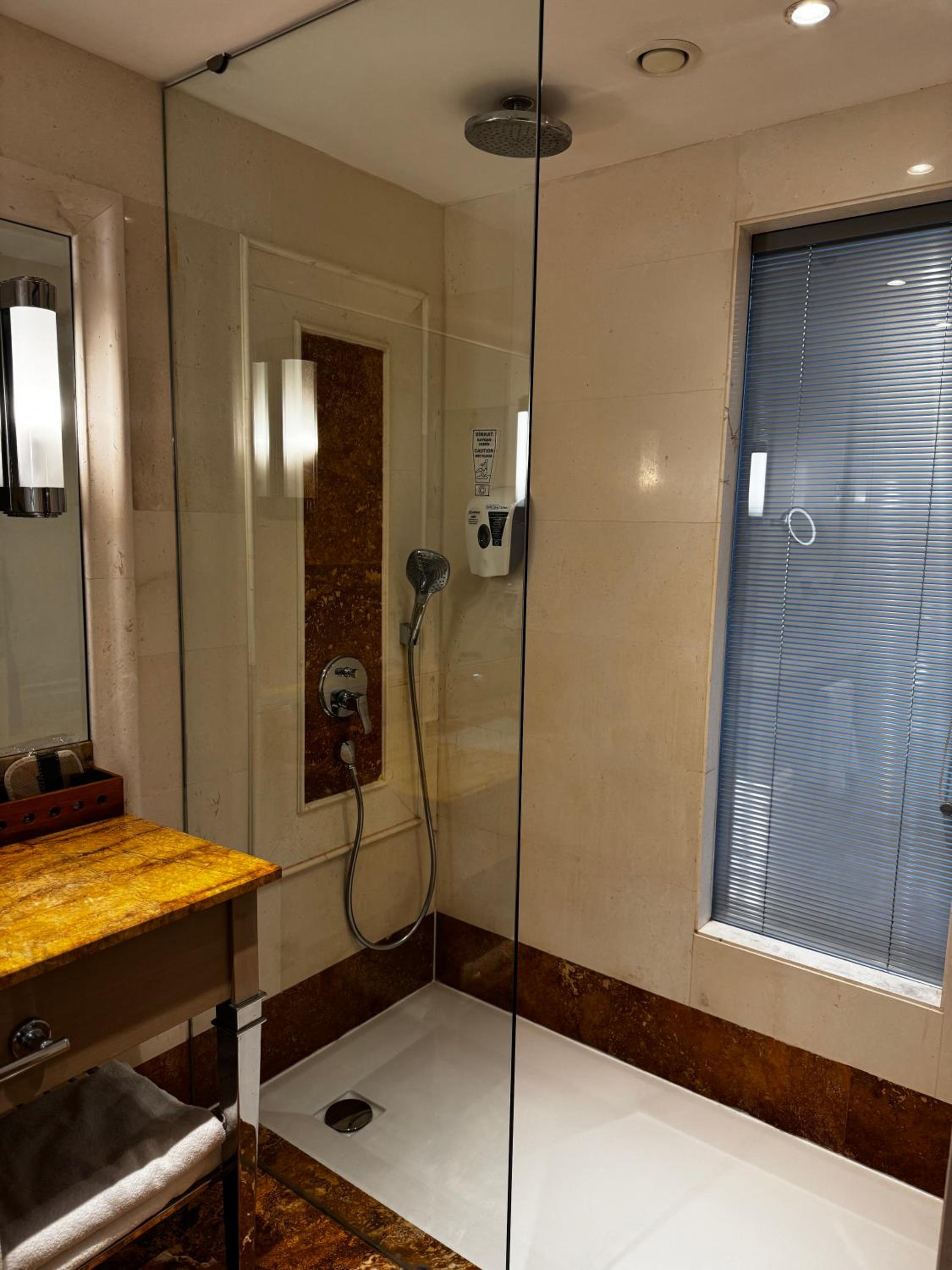 Charisma De Luxe Hotel - Image 6